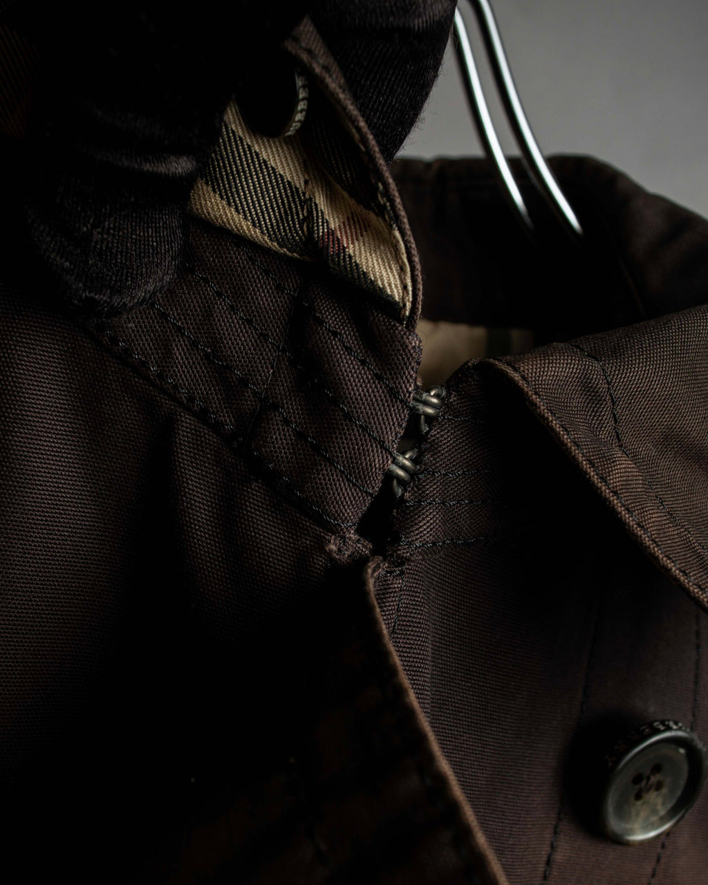 "BURBERRY" Subdued tone military detail mid-length trench coat