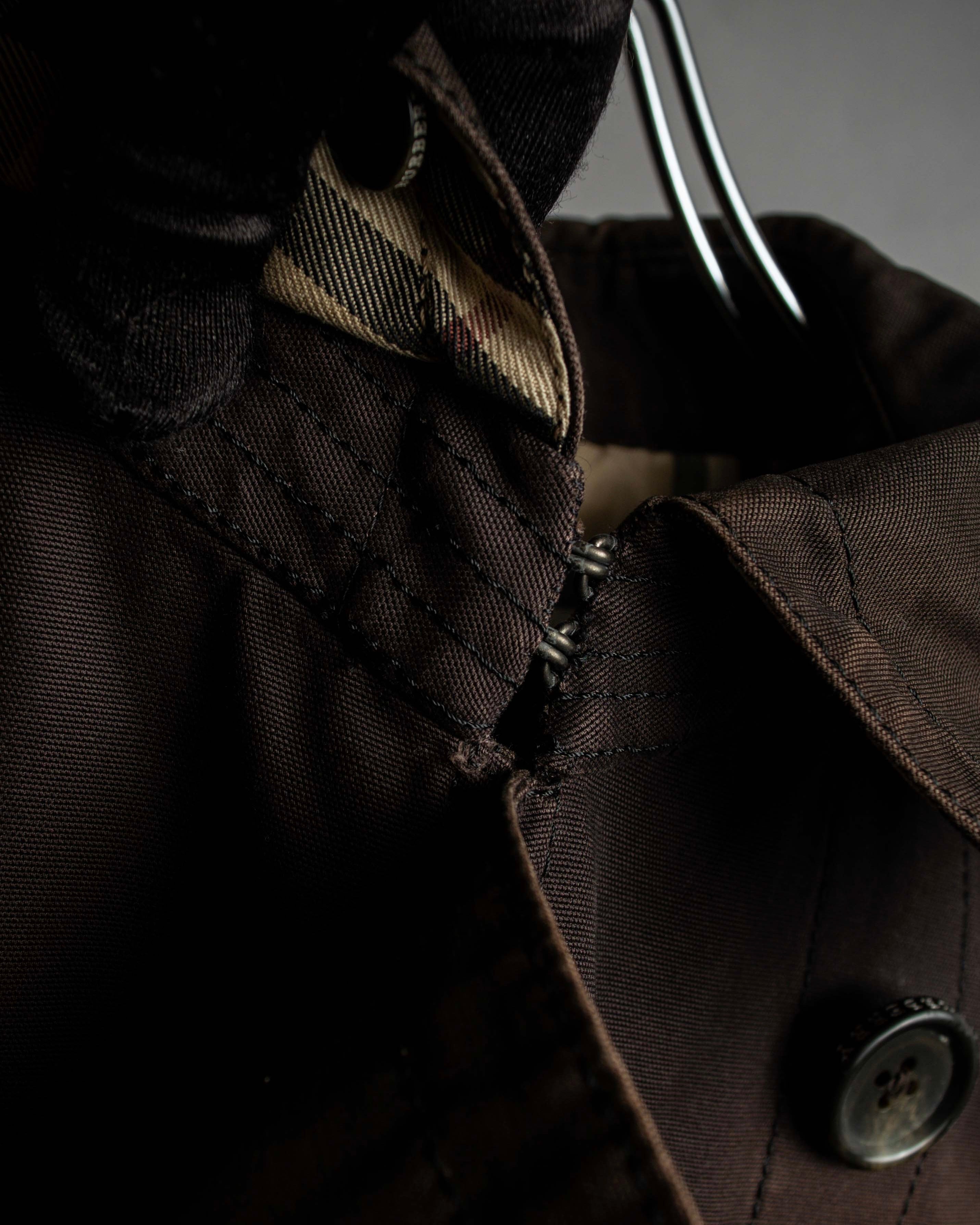 "BURBERRY" Subdued tone military detail mid-length trench coat