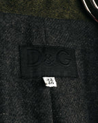 襟元に配されたD&G DOLCE & GABBANAのブランドタグと、32／46表記のサイズタグを捉えたカット。内側のウール混生地の繊細な起毛感も確認できます。