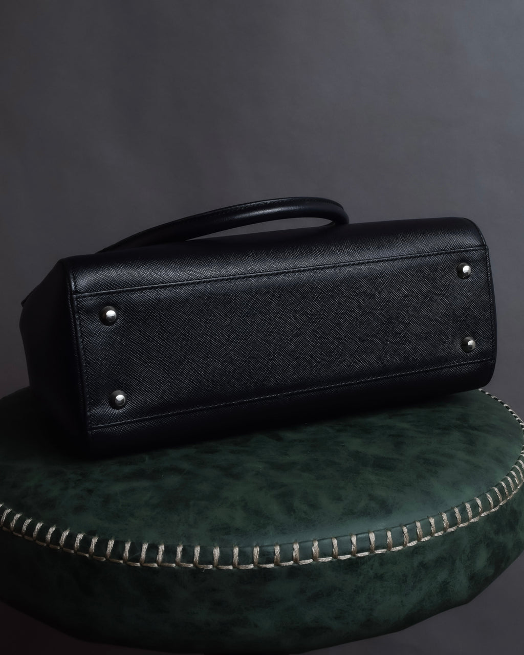 "BURBERRY" Trapezoidal embossed leather one-handle bag