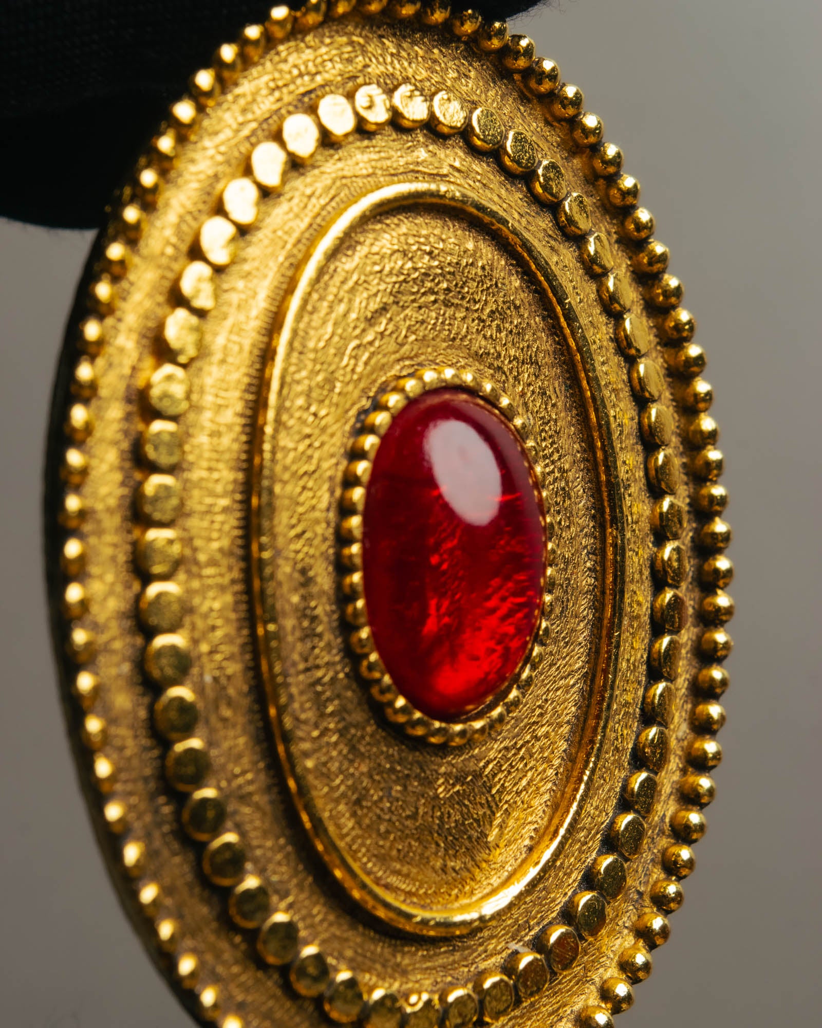 -SPECIAL- “CHANEL” 1982Years red cabochon oval brooch