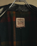 襟元に配されたChristian Dior Monsieur Sportswearの織りネームと、独立したLサイズ表記を捉えたカット。ダークグリーンを基調にレッドやオレンジを交えた多色チェック柄の起毛裏地も確認できます。