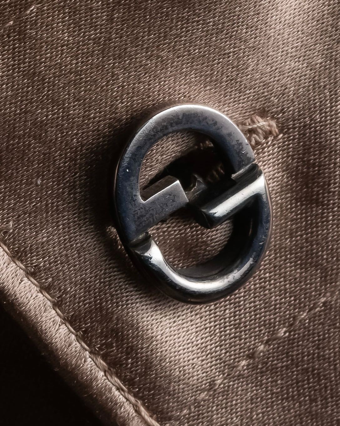 "GUCCI" Ecru beige glossy wide collar shirt