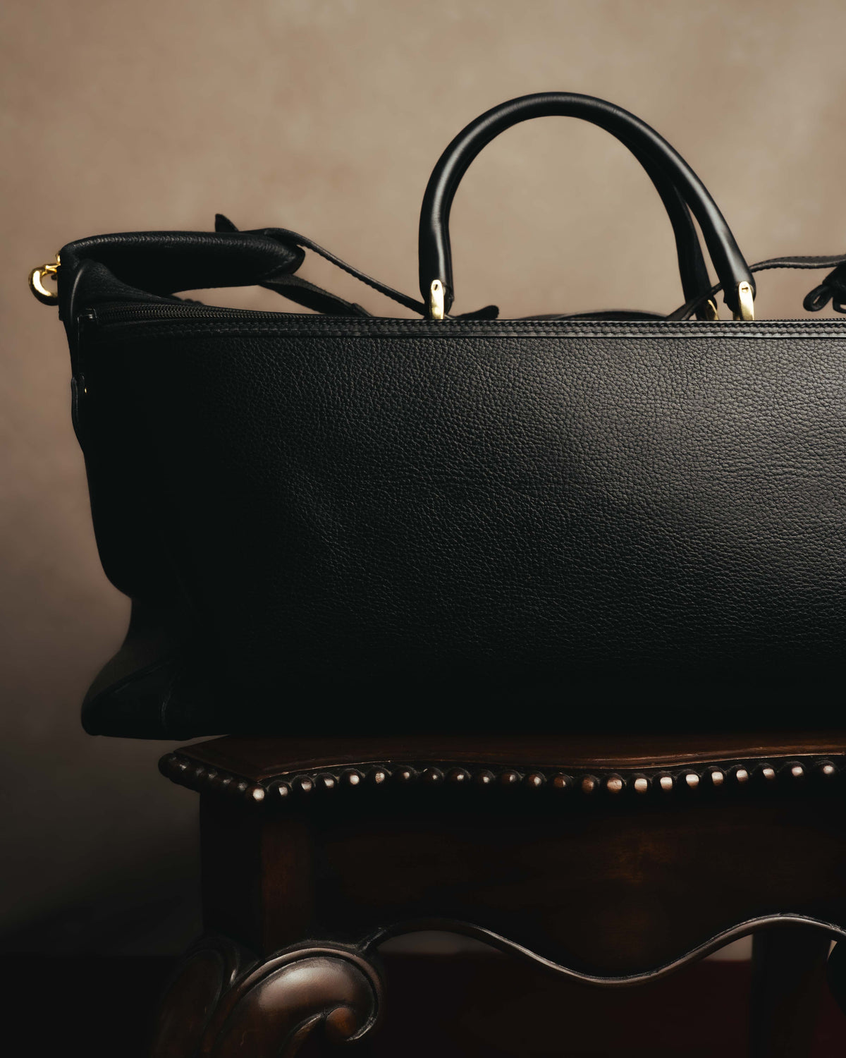 -SPECIAL- "GUCCI" 70's-80's Crest-detailed black leather two-way duffle bag