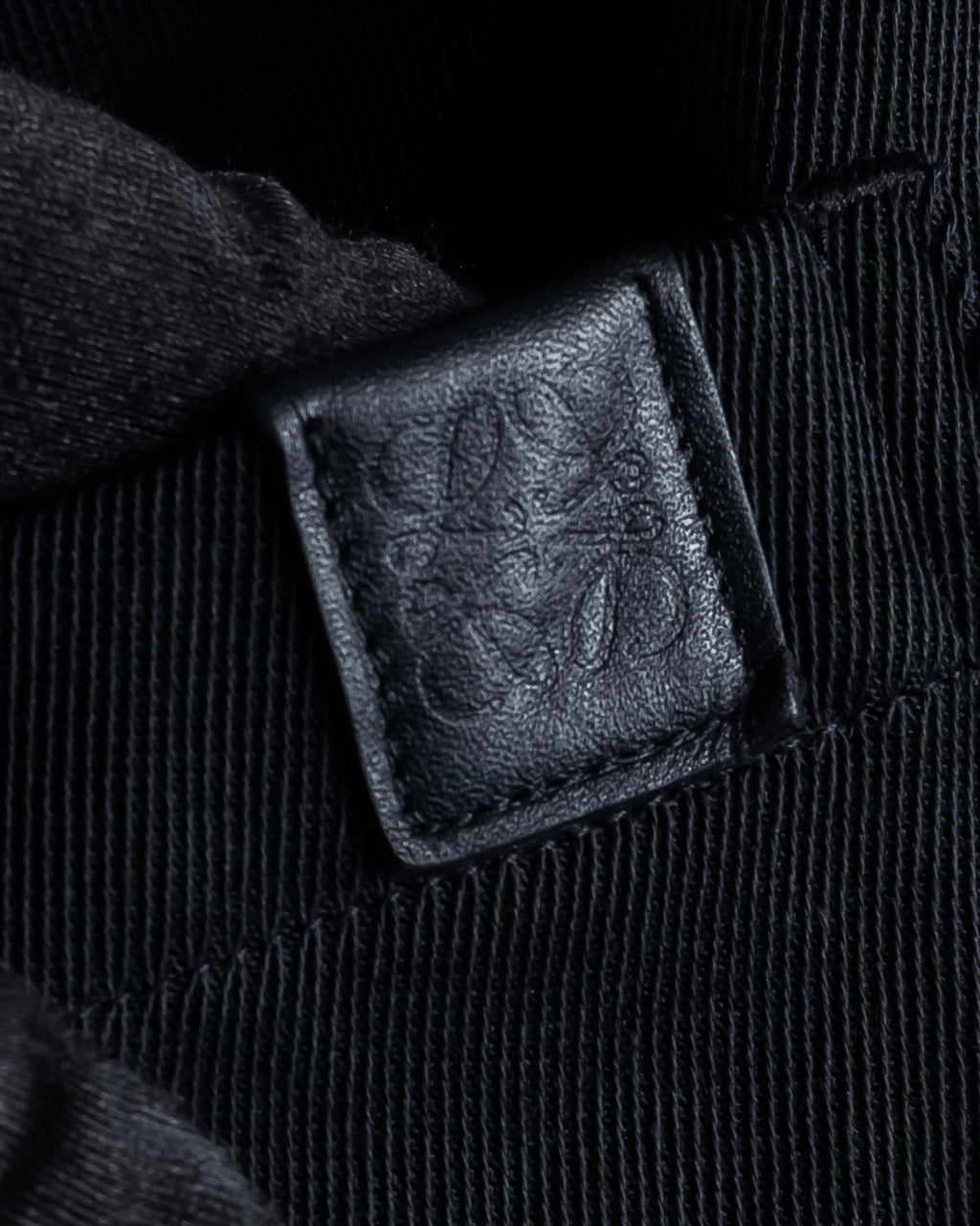 "LOEWE" Three-dimensional pattern design wide slacks