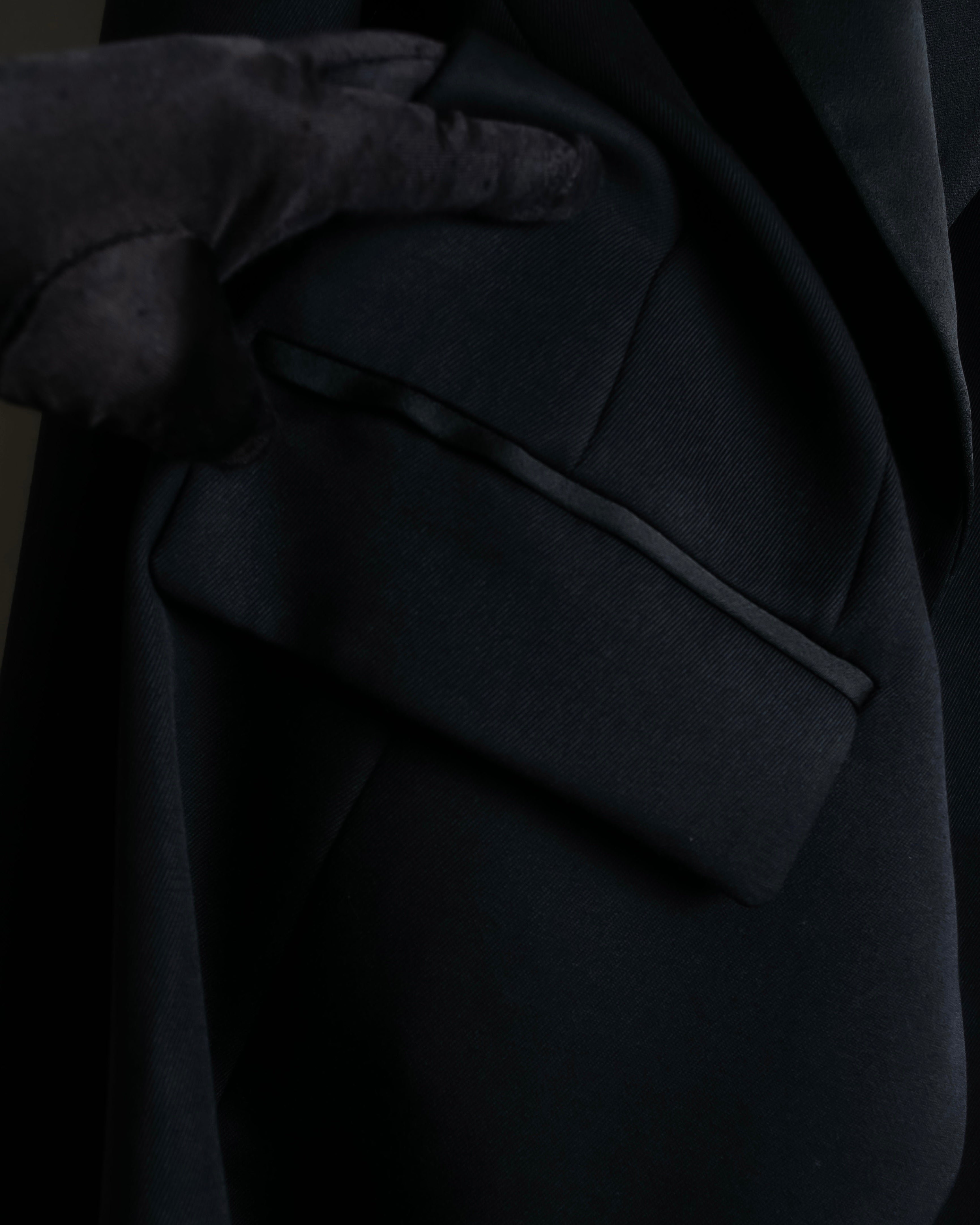 "HUGO BOSS" Satin switch lapel shaped tailored coat