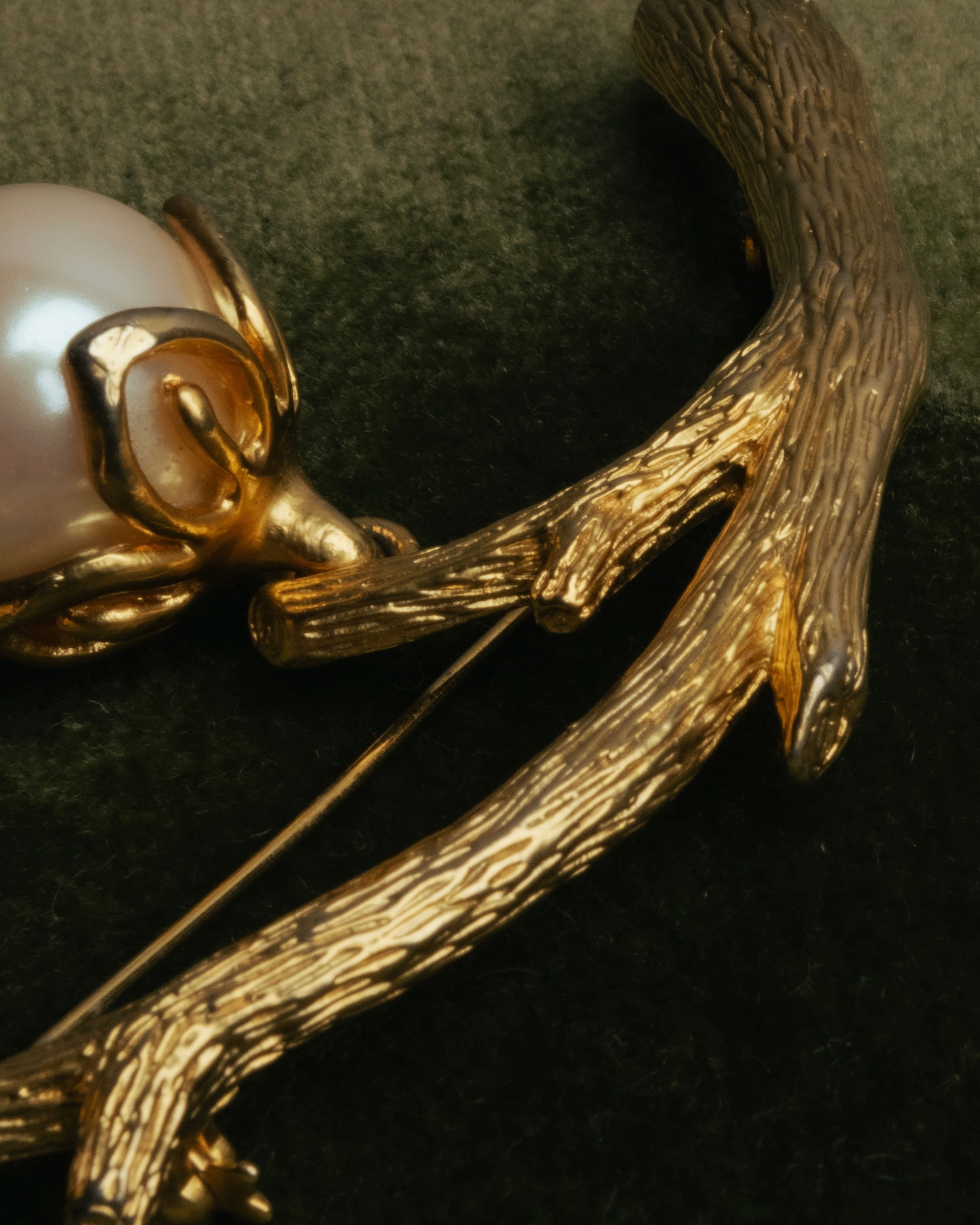 “KENZO” 80’s-90’s Sculptural branch pearl brooch