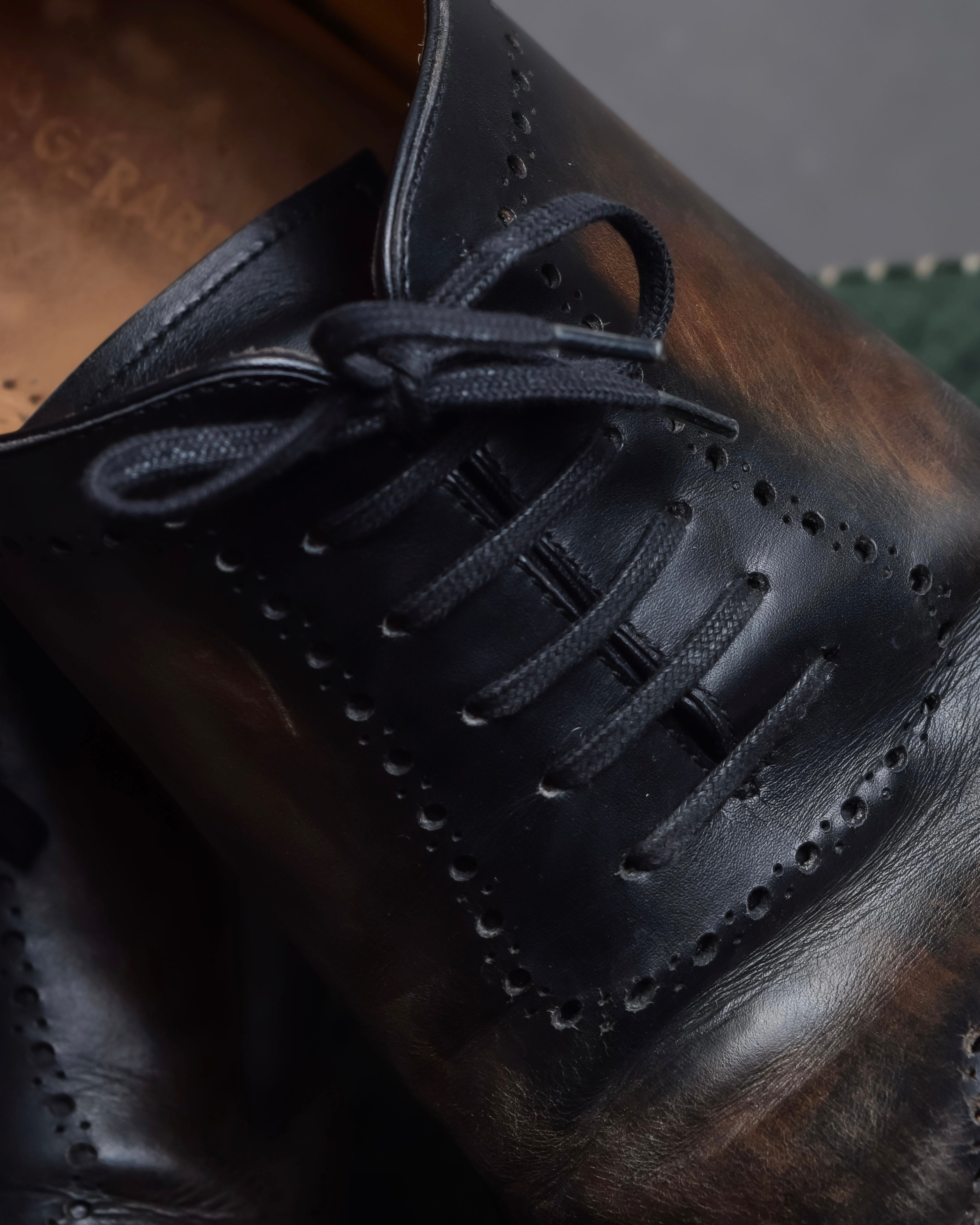 "GERARD SENÉ" Hand-patinated curved silhouette oxford shoes