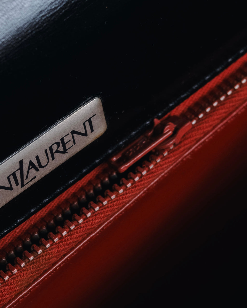 Bolso de cuero con diseño acolchado de diamantes de Yves Saint Laurent de los años 80-90