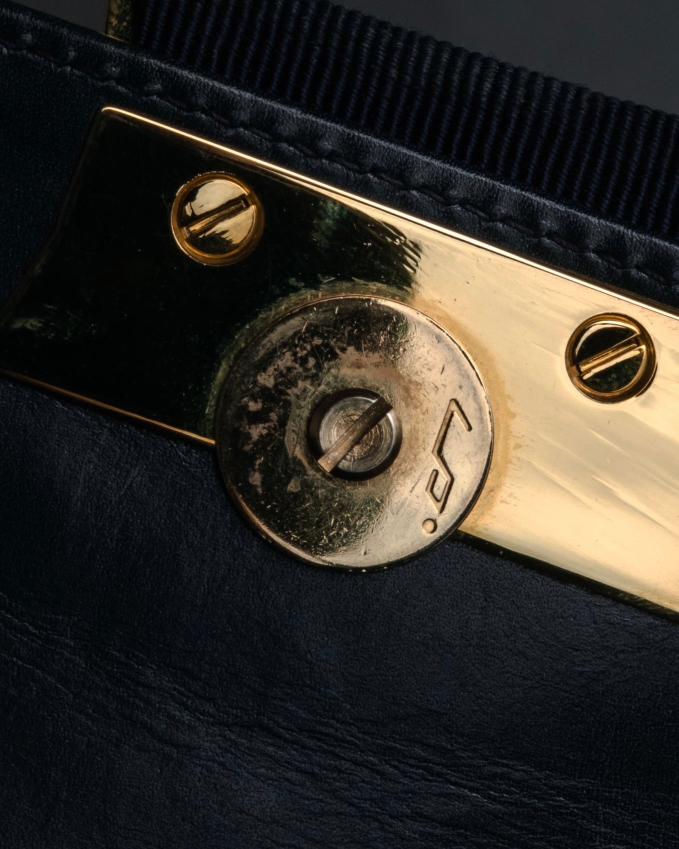 “Salvatore Ferragamo” 90’s Vara ribbon box calf shoulder bag