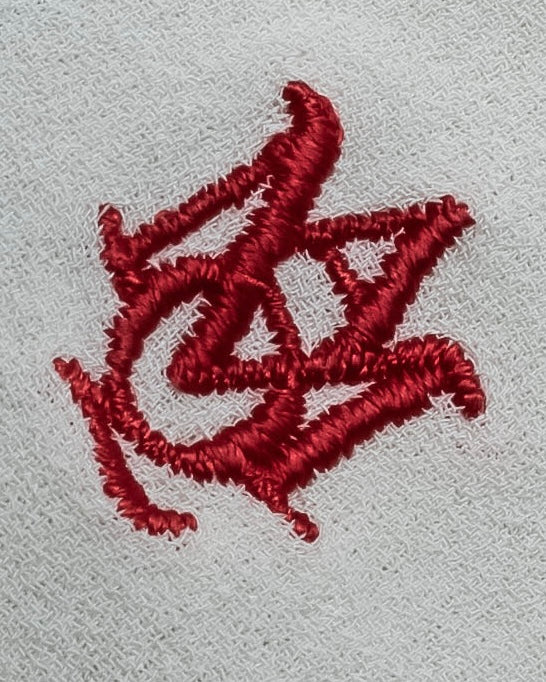 Camisa de seda con bordado en forma de logotipo "Alexandar McQueen" sin cuello