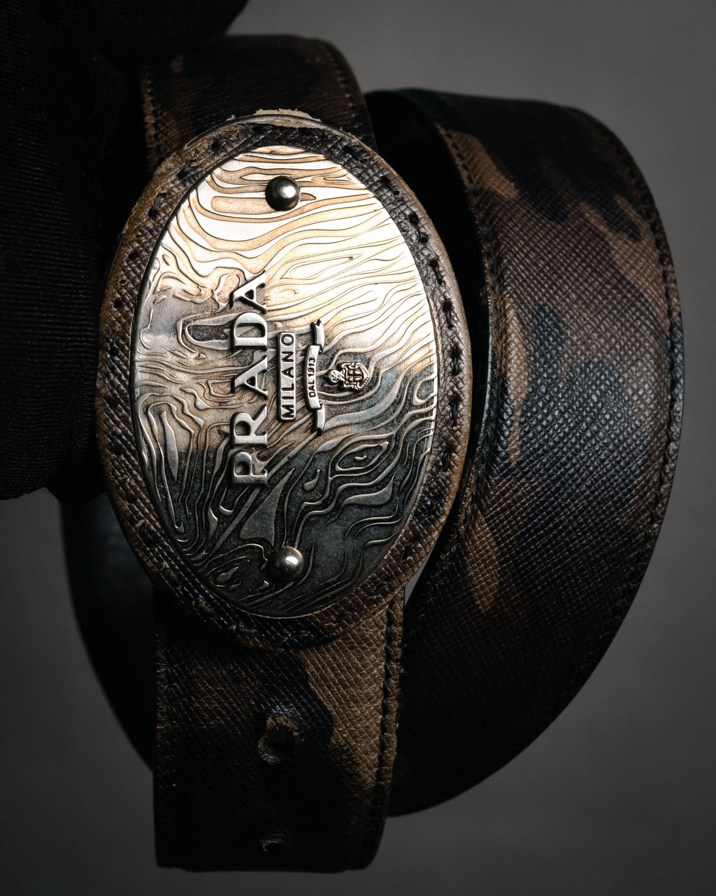“PRADA” 2010’s Saffiano camouflage relief logo buckle
leather belt