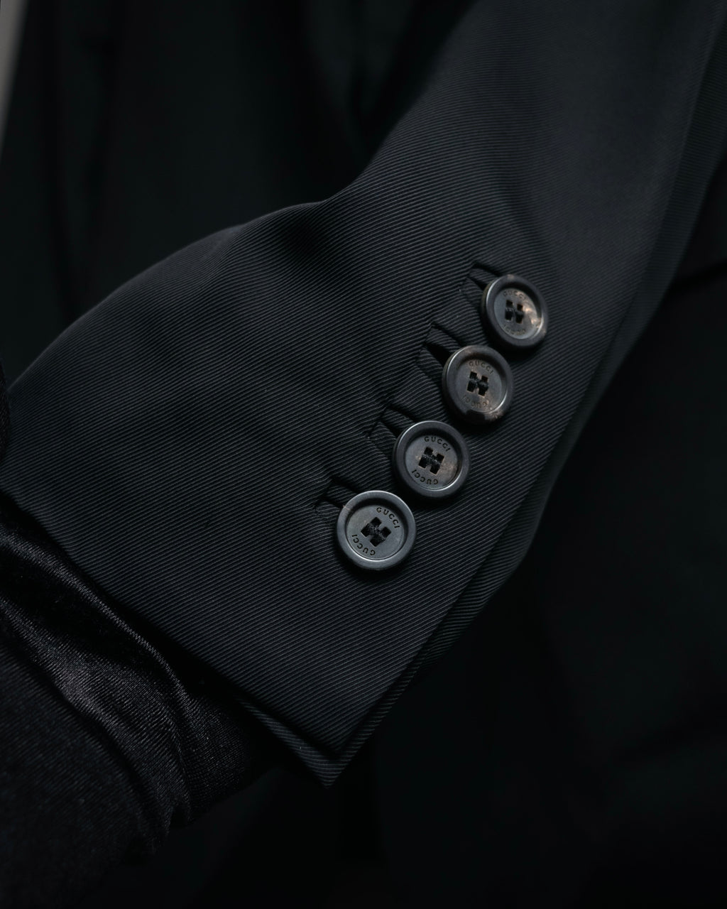 “GUCCI” Early 2000s satin peak lapel tailored jacket
