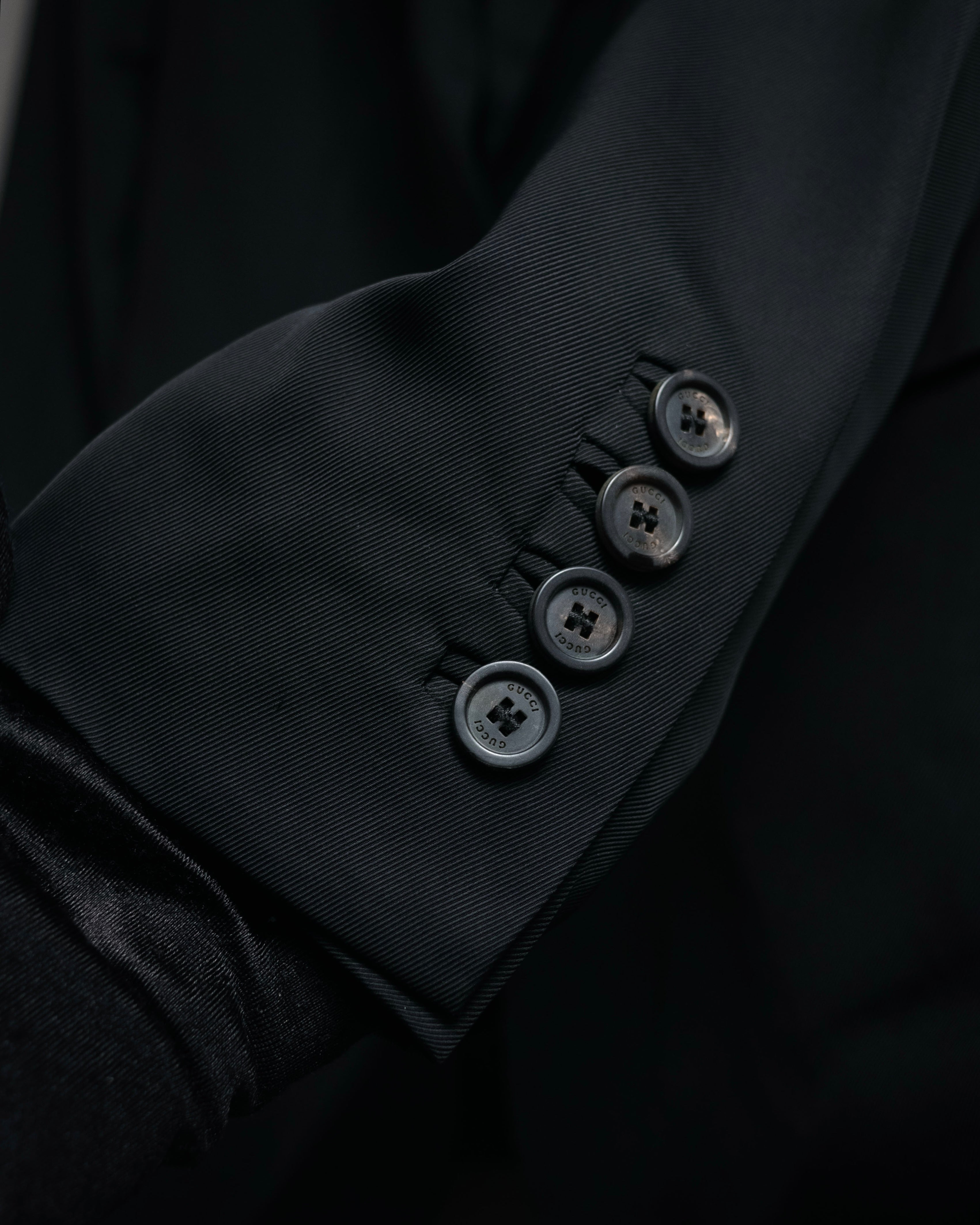 “GUCCI” Early 2000s satin peak lapel tailored jacket