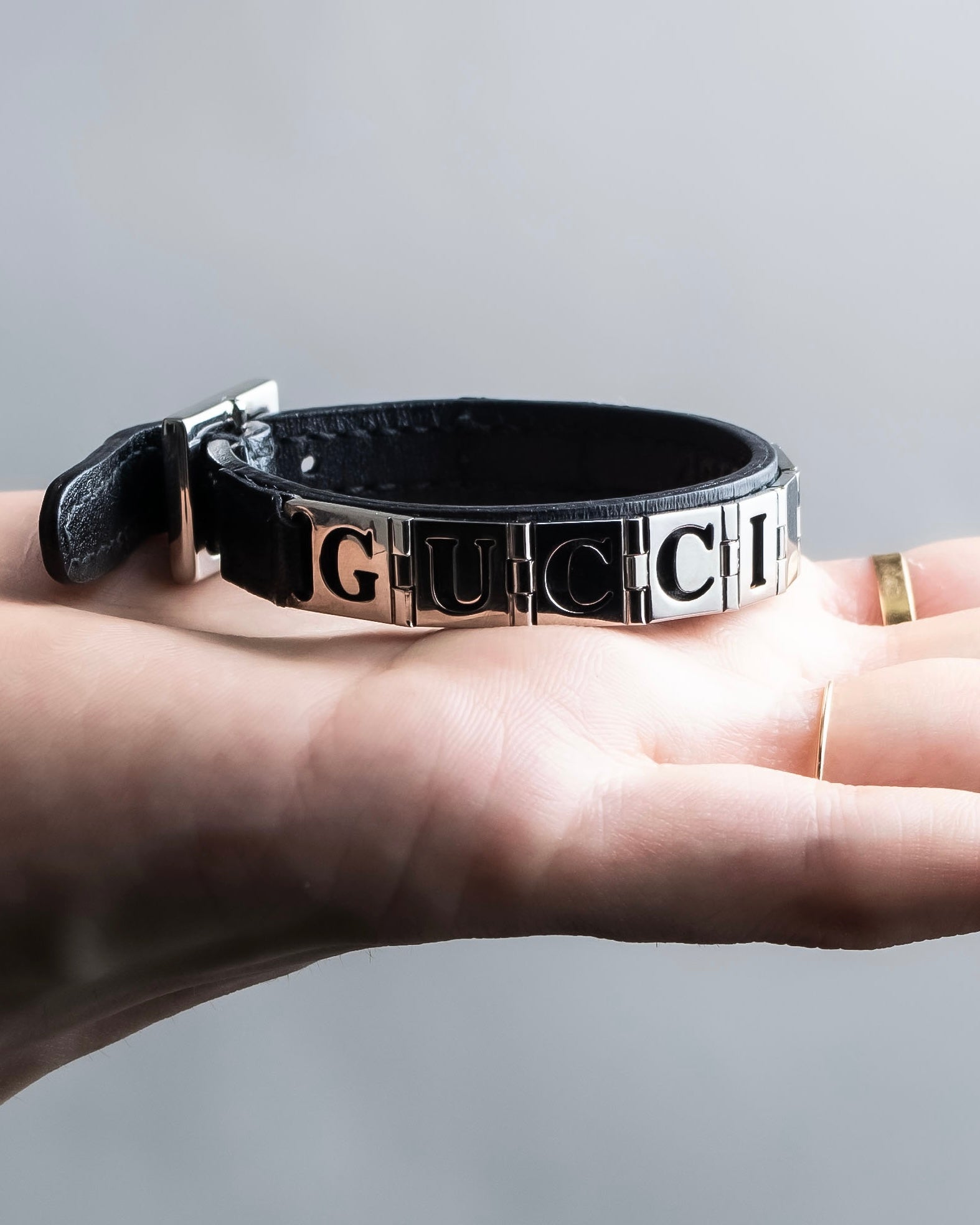 "GUCCI" Logo cat engraved leather bracelet
