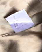 滑らかな総裏地の内側に配されたブランドタグのカット。Aquascutum OF LONDON、MADE IN ENGLANDの表記を確認できます。