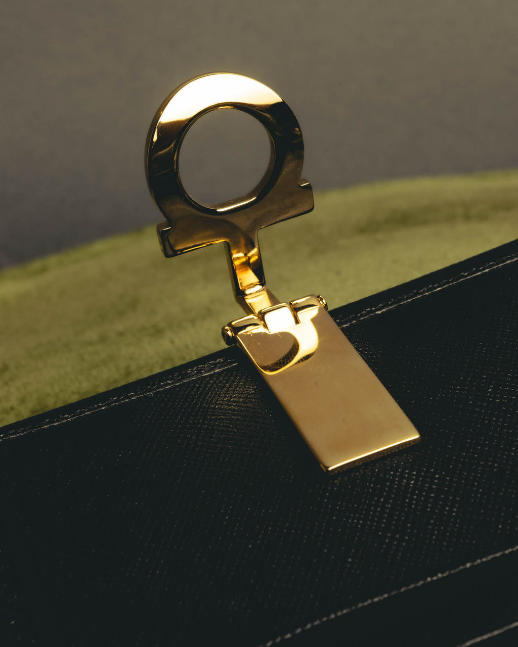 "Salvatore Ferragamo" 80's–00's Classic gancini bifold wallet