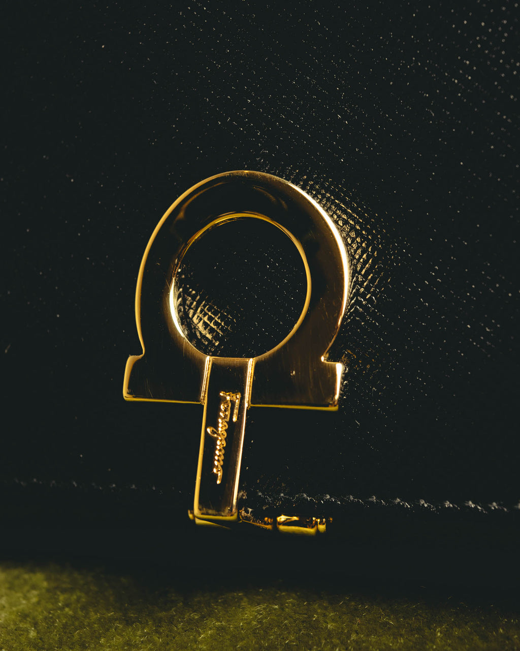 "Salvatore Ferragamo" 80's–00's Classic gancini bifold wallet
