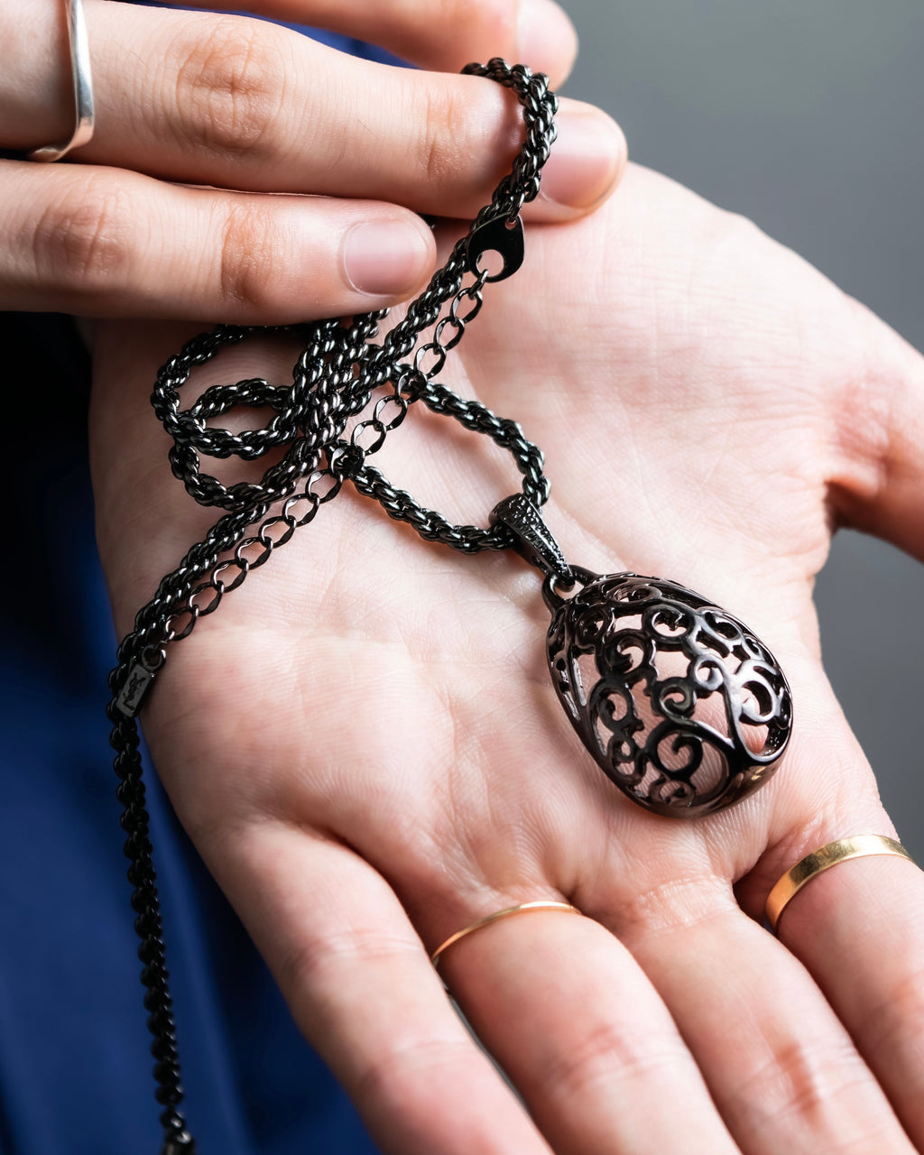 "YVES SAINT LAURENT" Elegant style arabesque pattern necklace