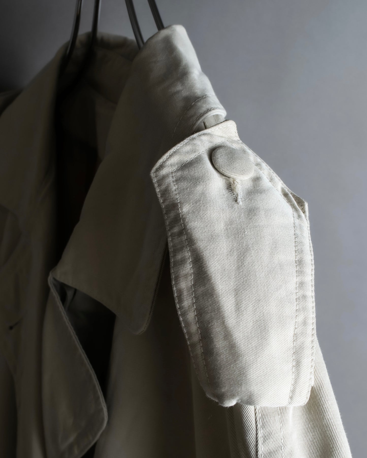 "MARILYN DE PEREL" Covered button detail  Ivory feminine trench coat