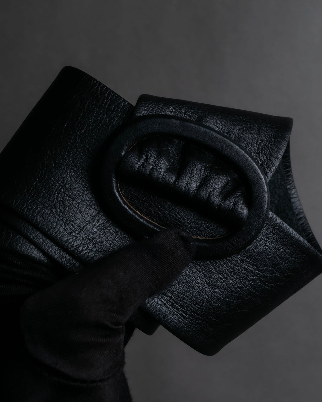 "BURBERRYS" Oval buckle design, supple leather belt