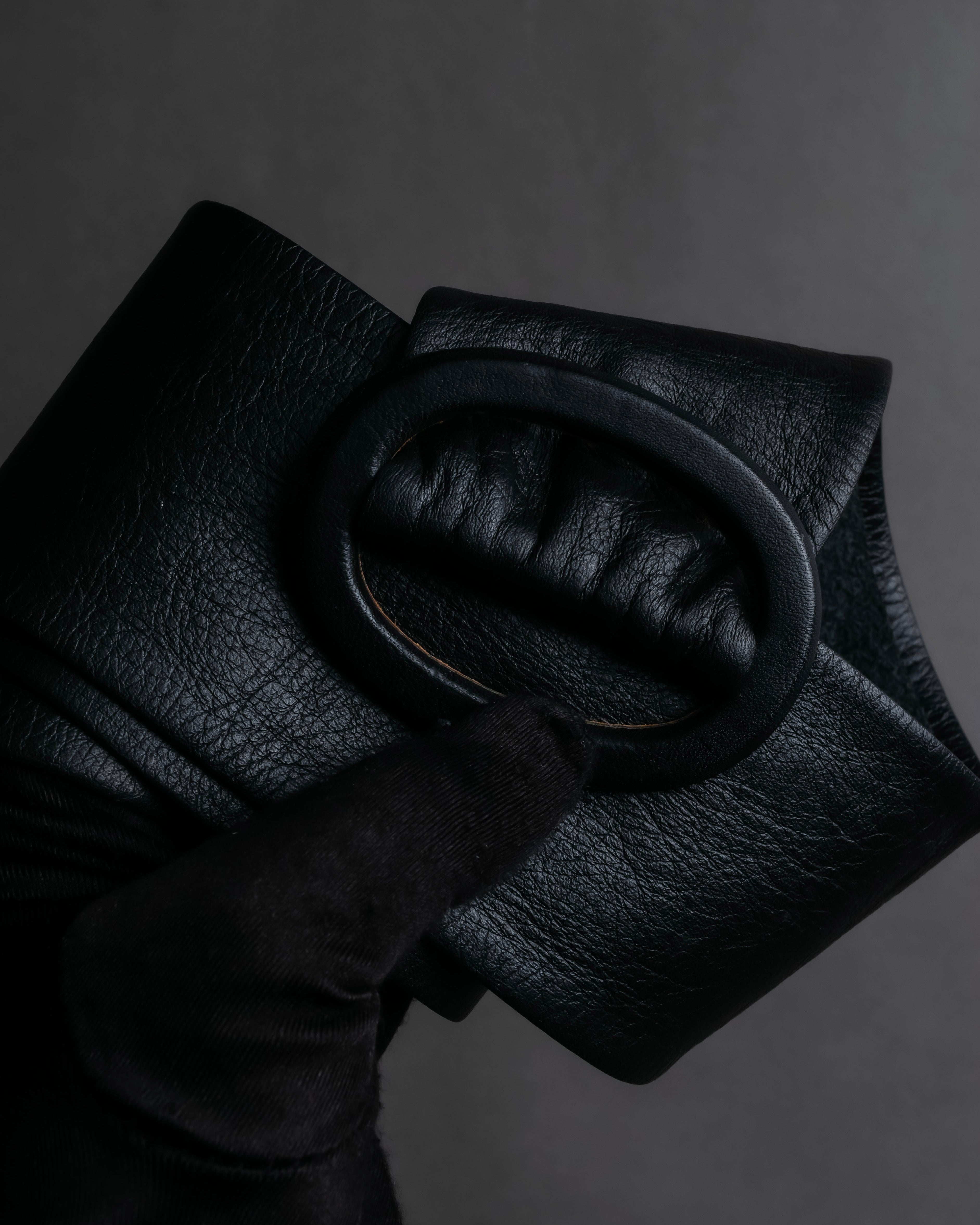 "BURBERRYS" Oval buckle design, supple leather belt