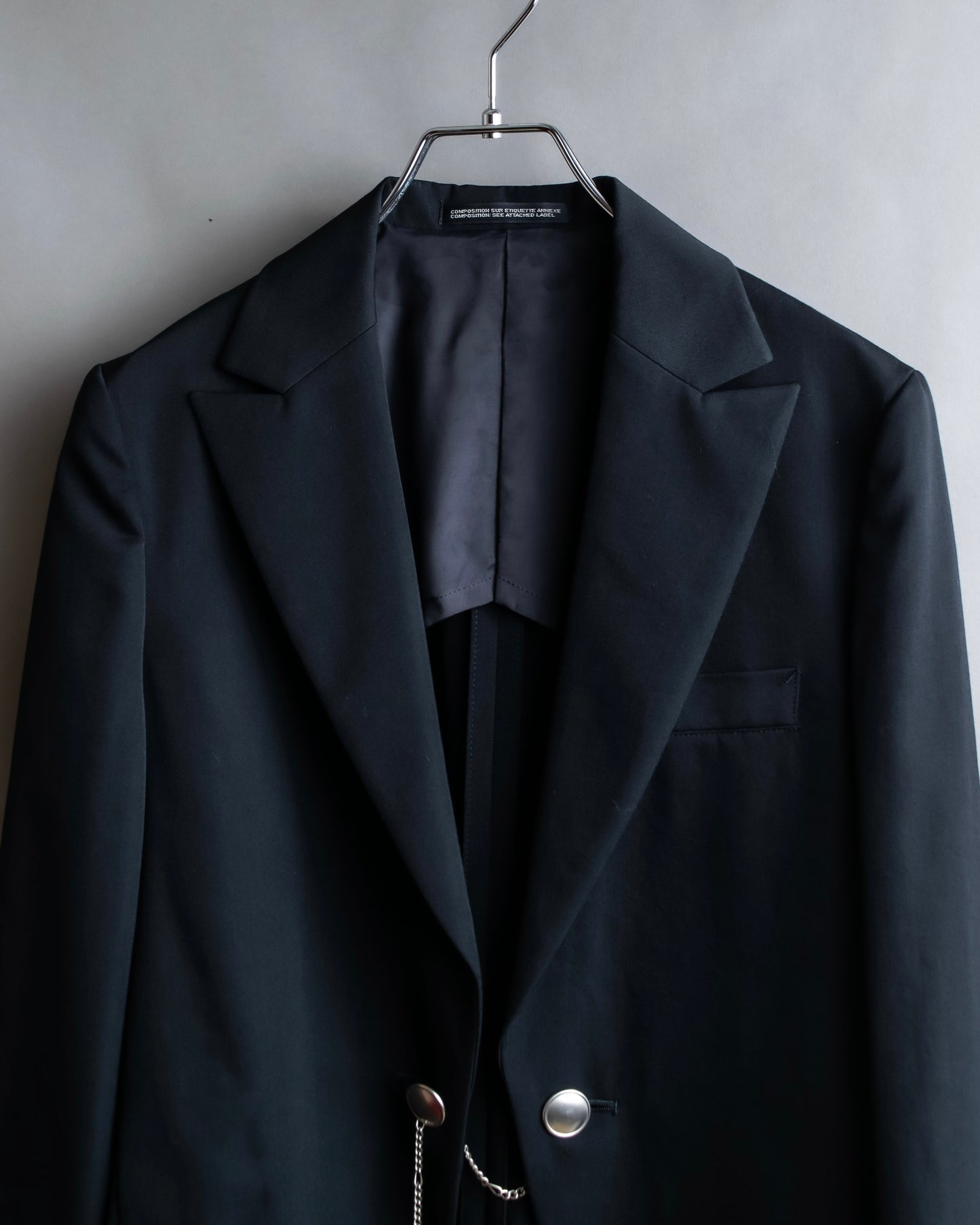 "Y's" Chain fastening design peak lapel short length tailored jacket