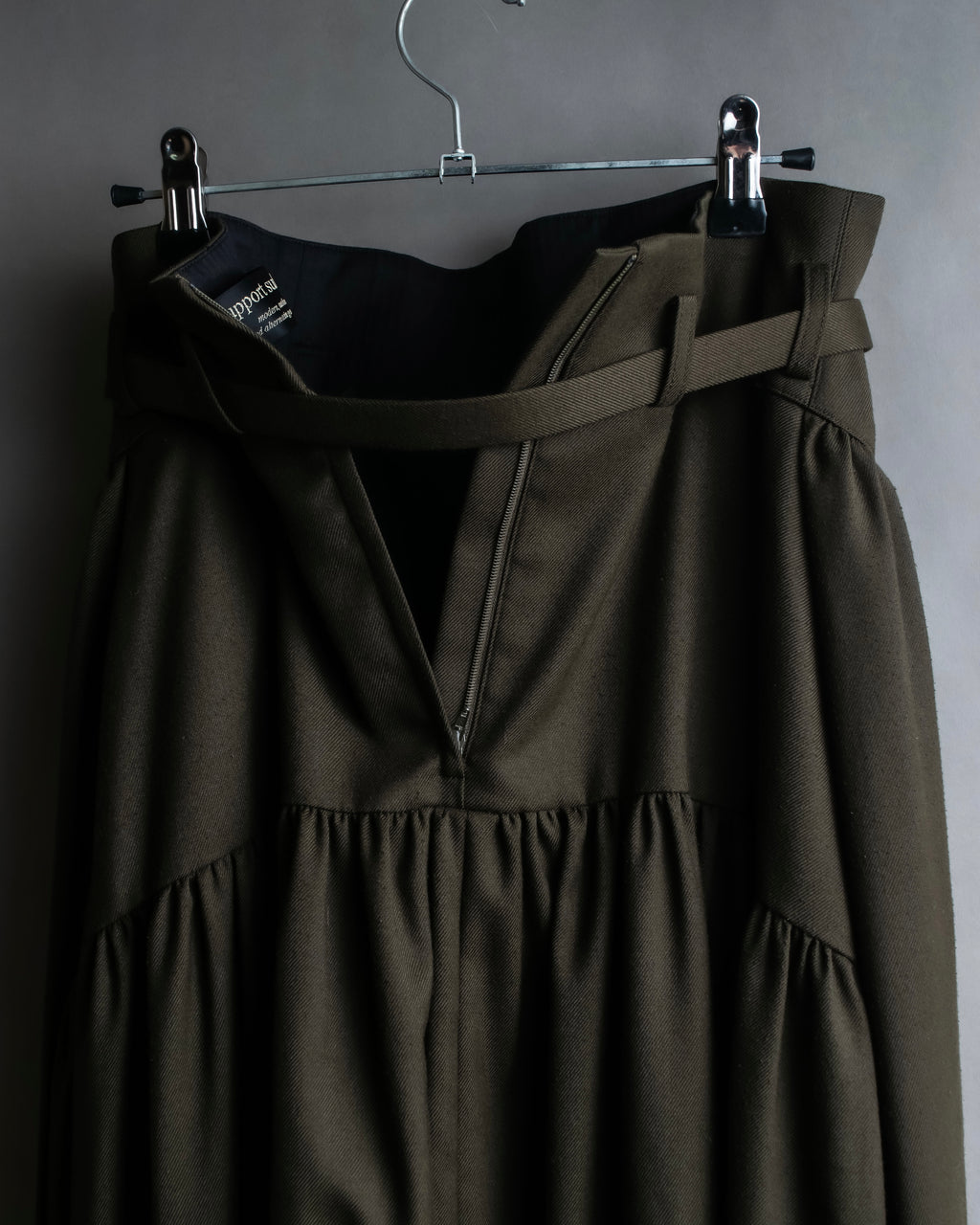 "SUPPORT SURFACE" Belted gather design flare long skirt