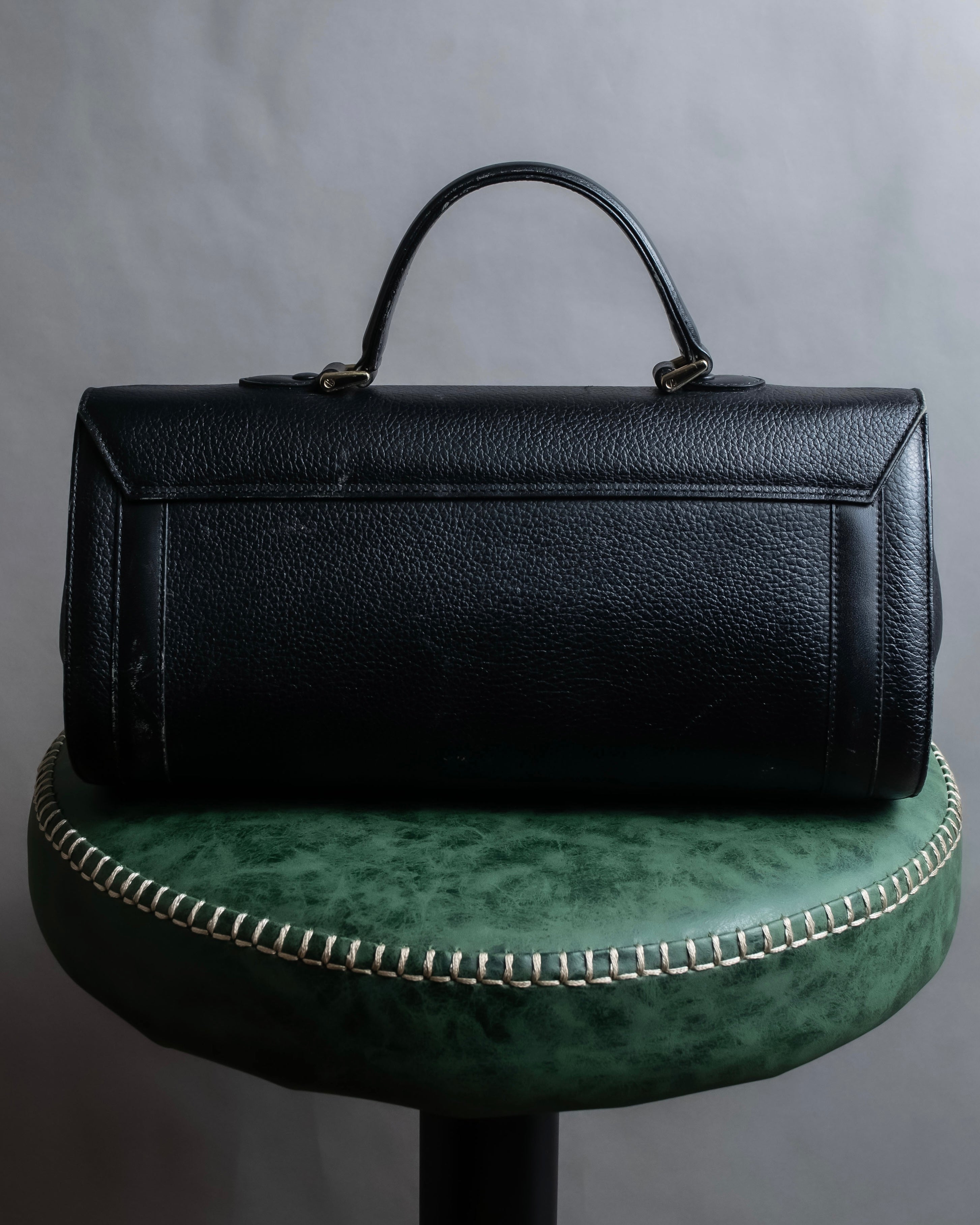 "BURBERRYS" Horizontal shape grained leather one-handle bag