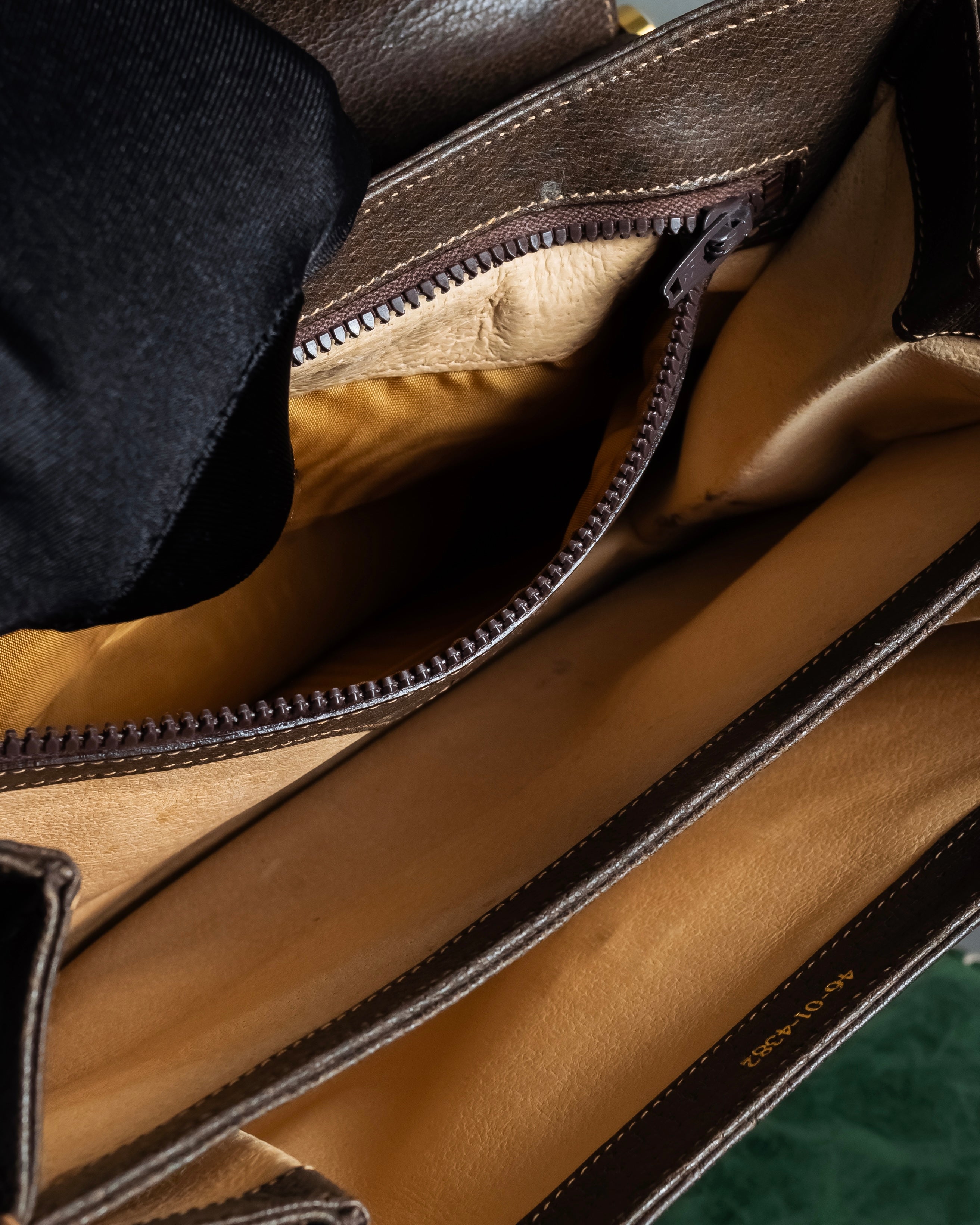 "GUCCI" Bar-shaped fastener design leather shoulder bag