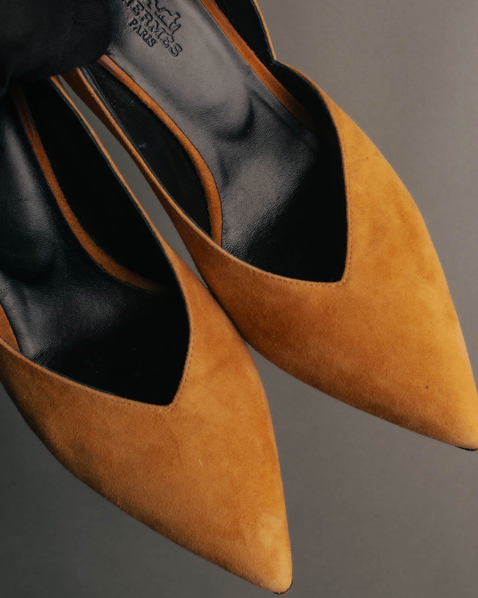 "Hermès" 90's-00's Sculptural suede pointed-toe pumps