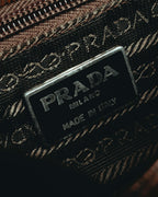 内装に配された「PRADA MILANO MADE IN ITALY」刻印入りプレートと、ロープ状モチーフを反復した織りジャカードのディテール。