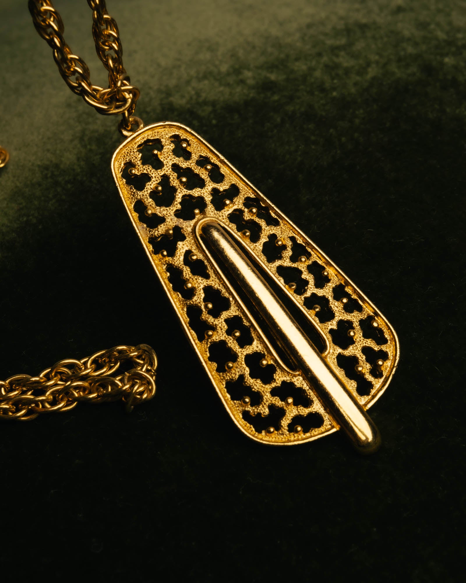 "TRIFARI" 50's-60's Ornate gold tone pendant necklace