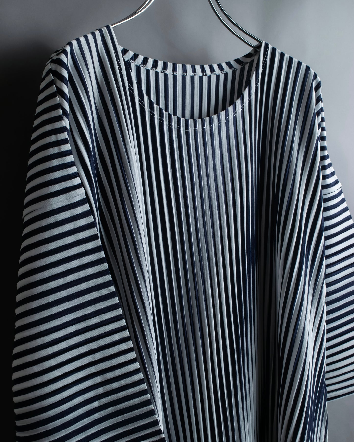 "PLEATS PLEASE ISSEY MIYAKE" Monotone color pleated oversized tops