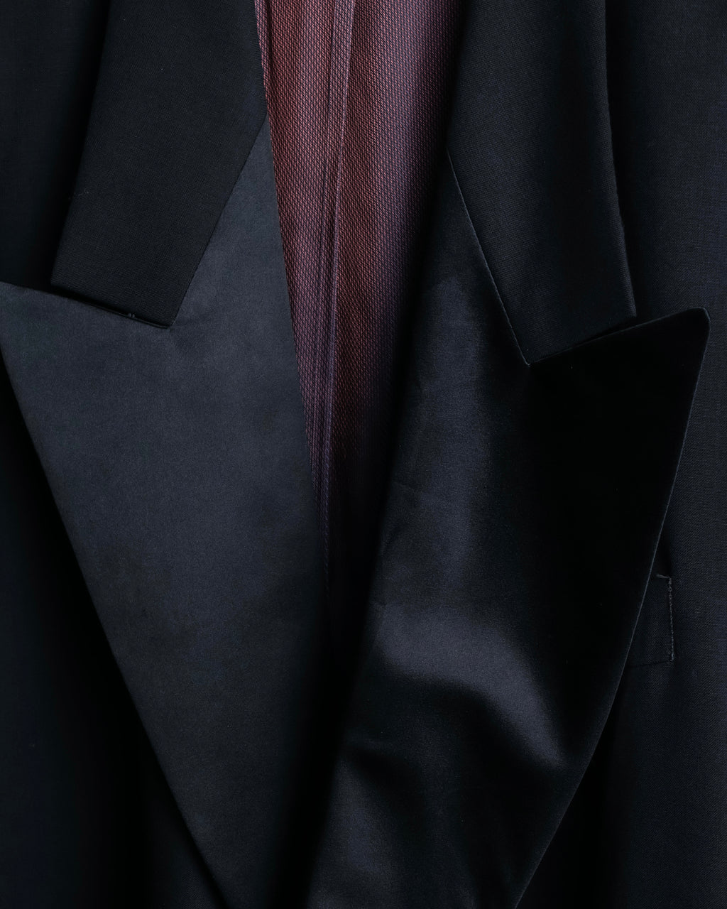 “INCOGUITO“ Shiny peak lapel double breasted tailored jacket