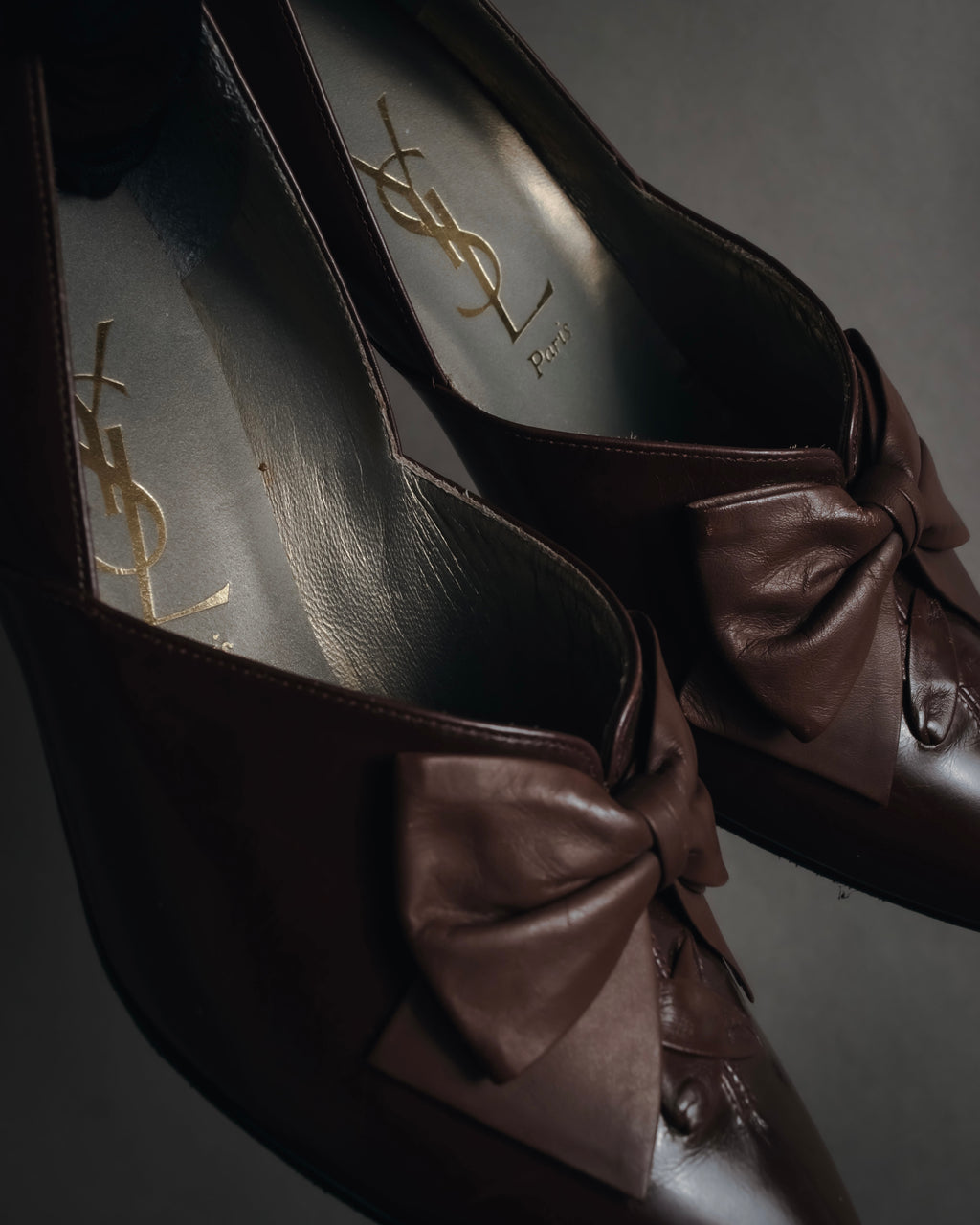 "YVES SAINT LAURENT" Elegant ribbon leather pumps