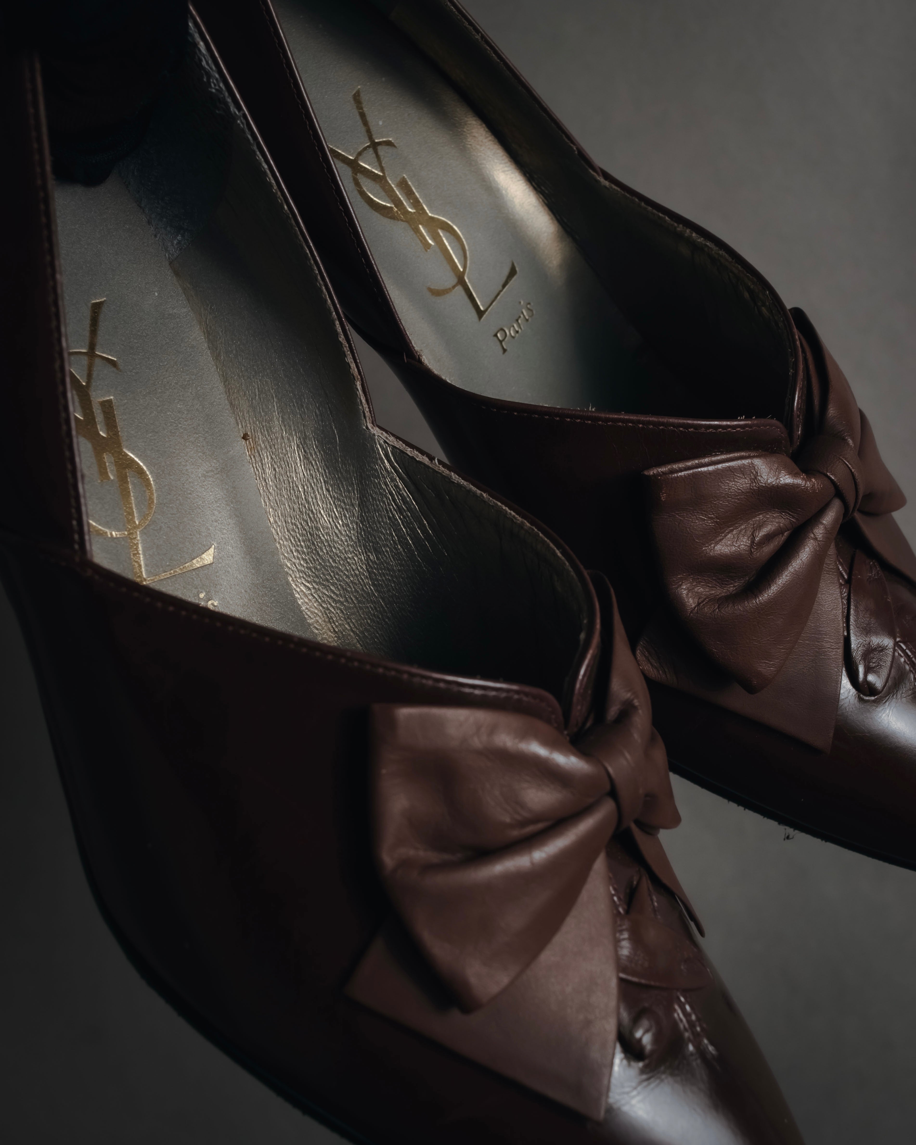 "YVES SAINT LAURENT" Elegant ribbon leather pumps