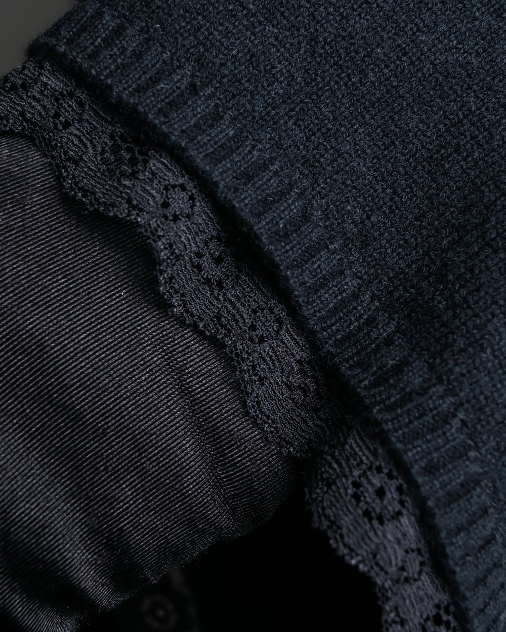 "DOLCE & GABBANA" Lace layered design V-neck knit