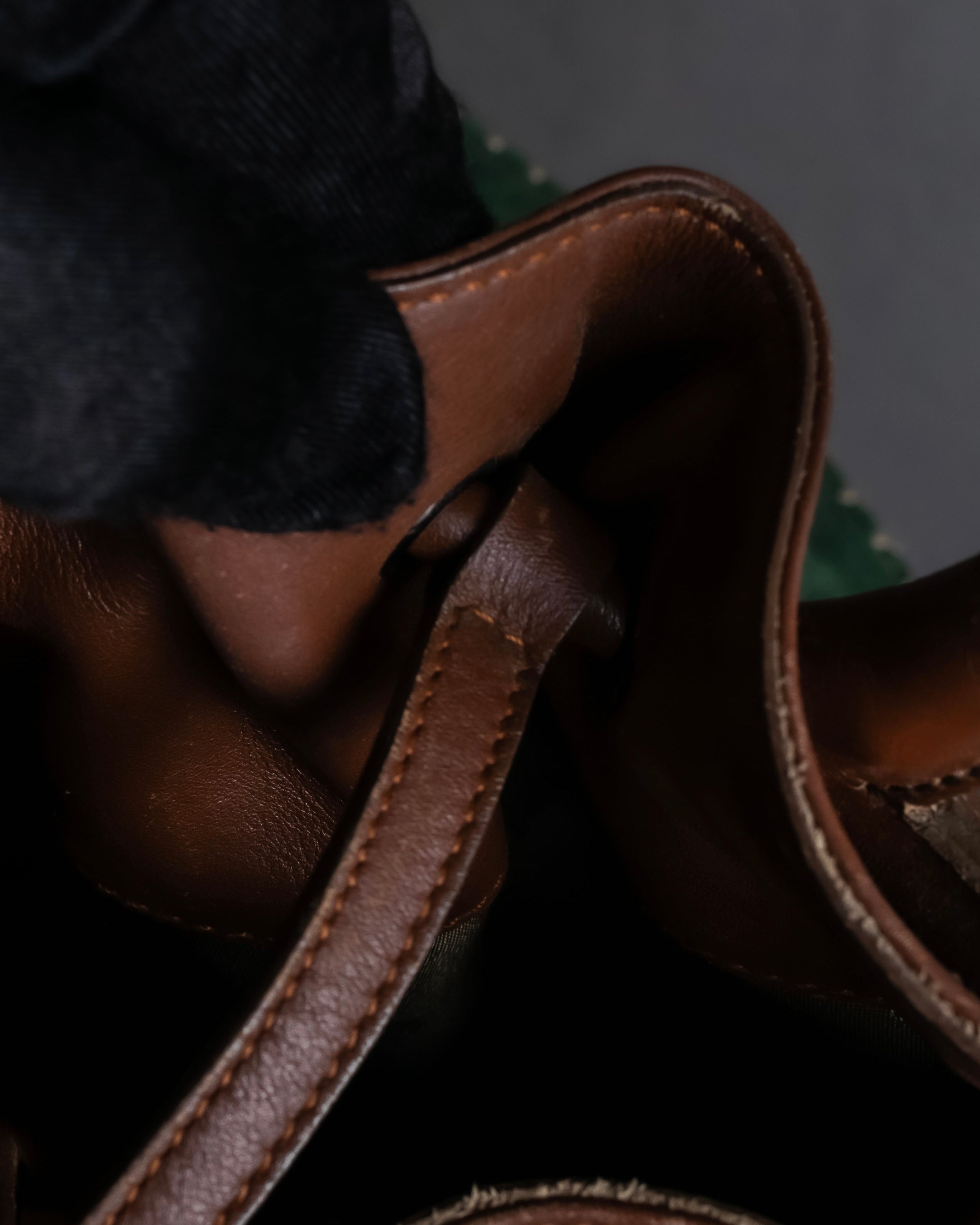 "Salvatore Ferragamo" Gathered stitch work design leather hand bag