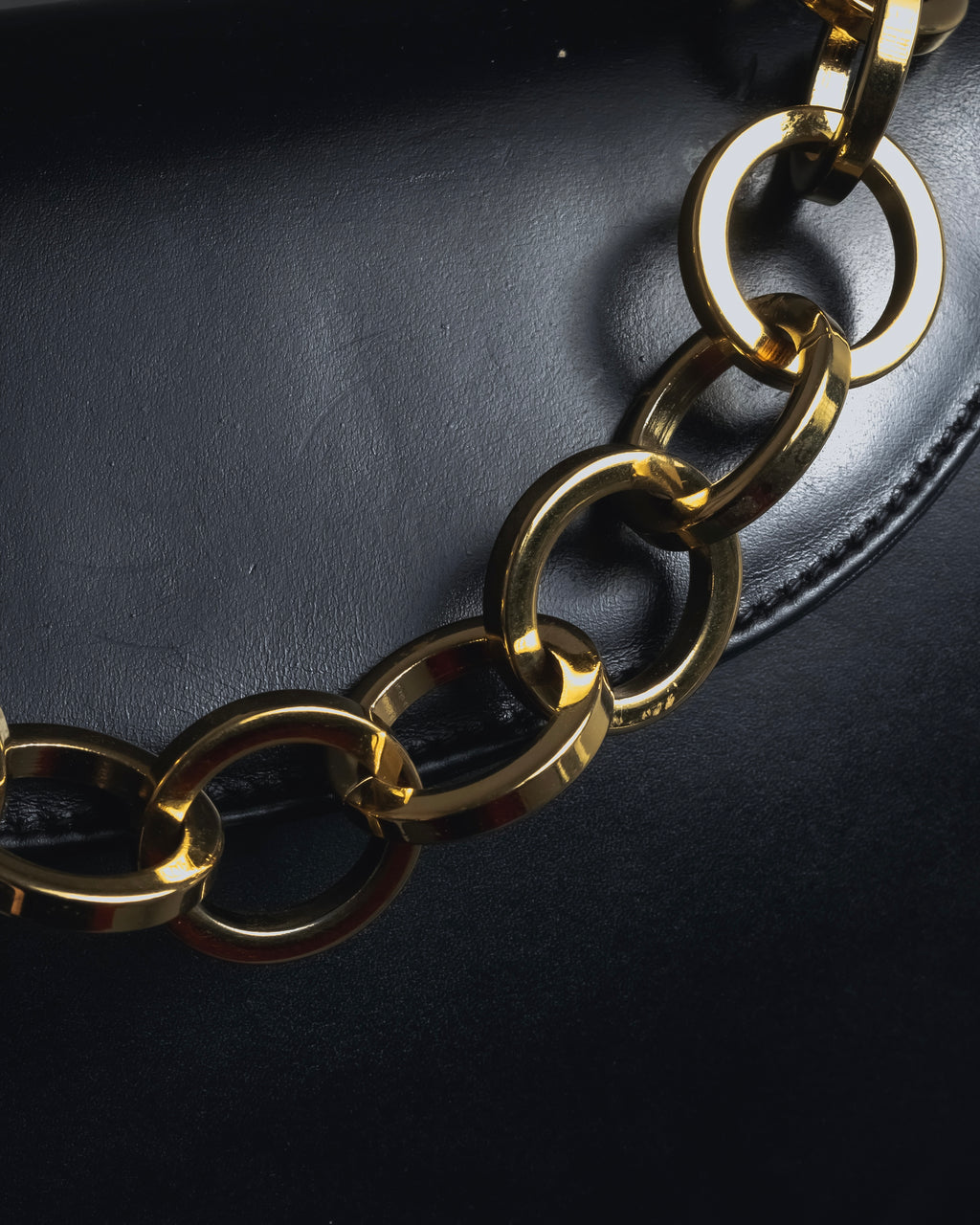 "Salvatore Ferragamo" 90’s Jewelry gold chain design leather bag