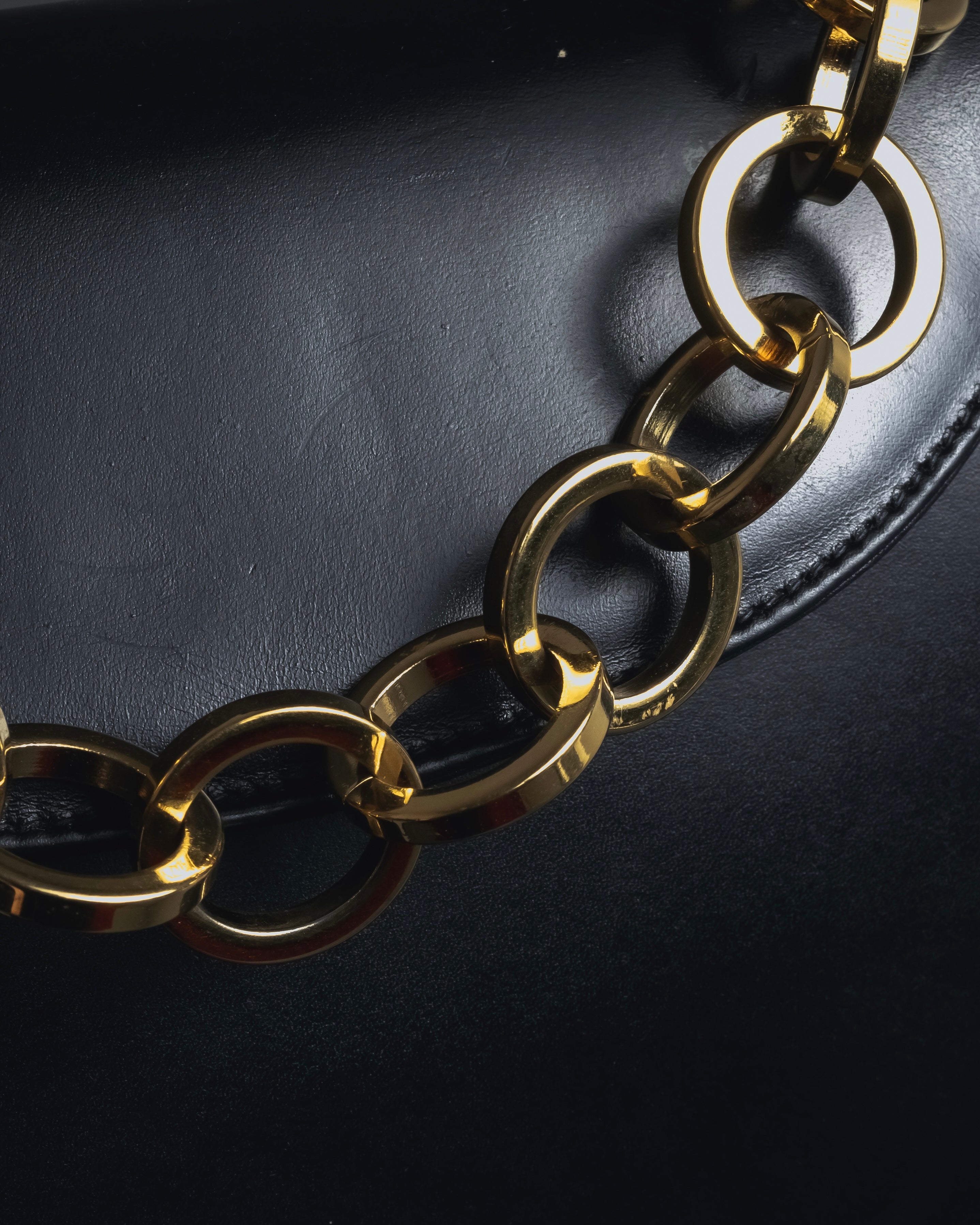 "Salvatore Ferragamo" 90’s Jewelry gold chain design leather bag