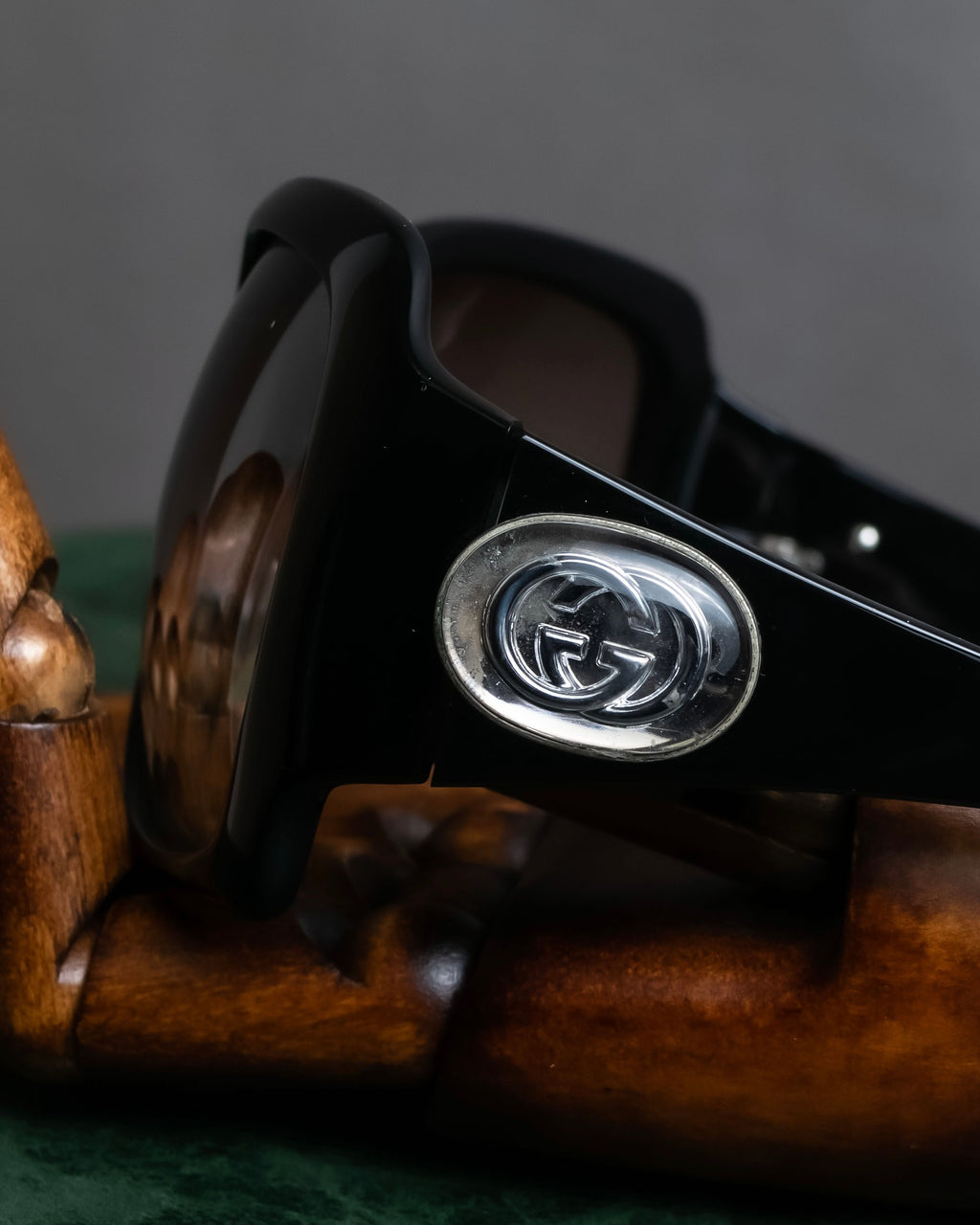 "GUCCI" Butterfly frame GG logo engraved sunglasses