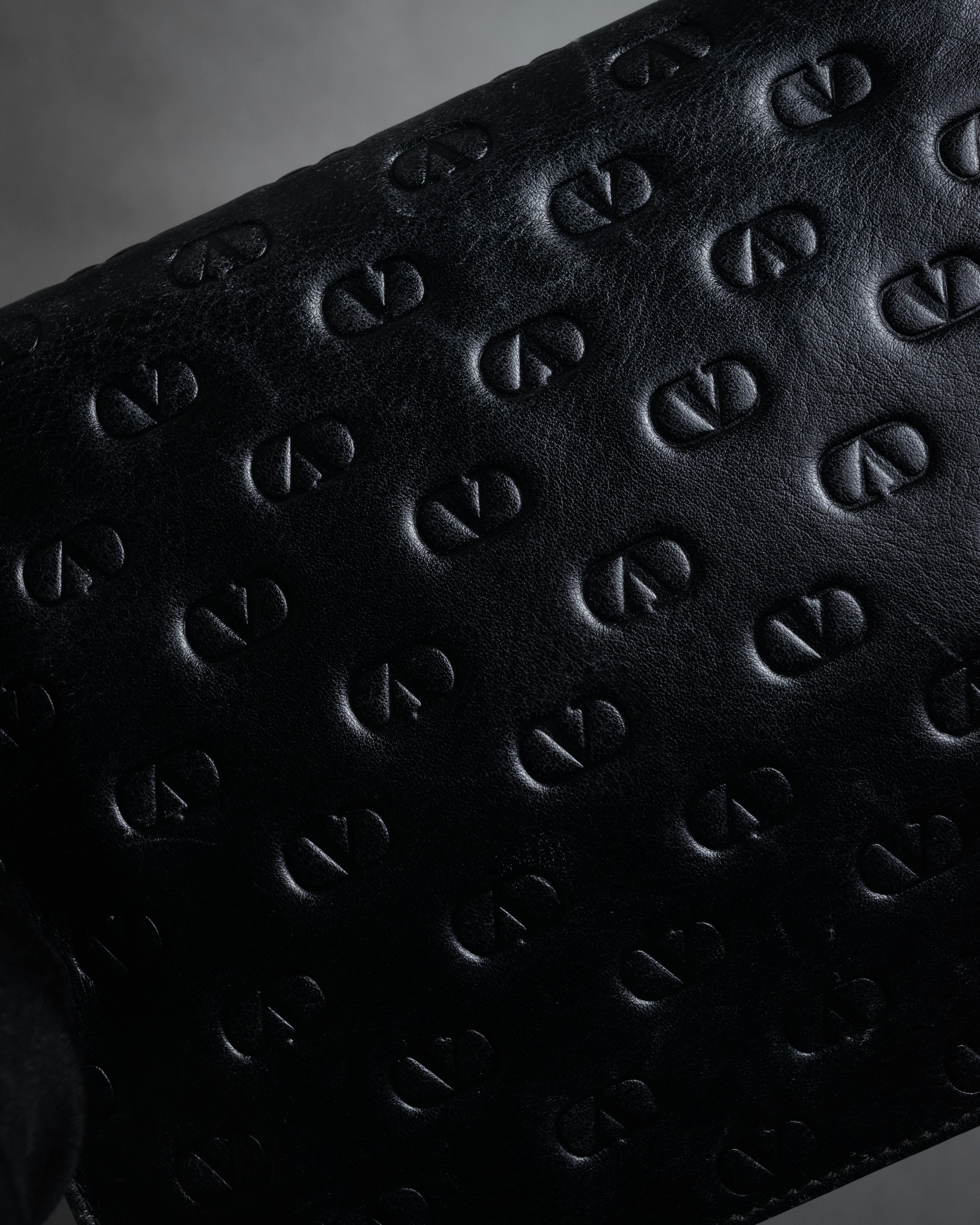 “VALENTINO” 80’s-90’s Embossed V logo chain clutch bag