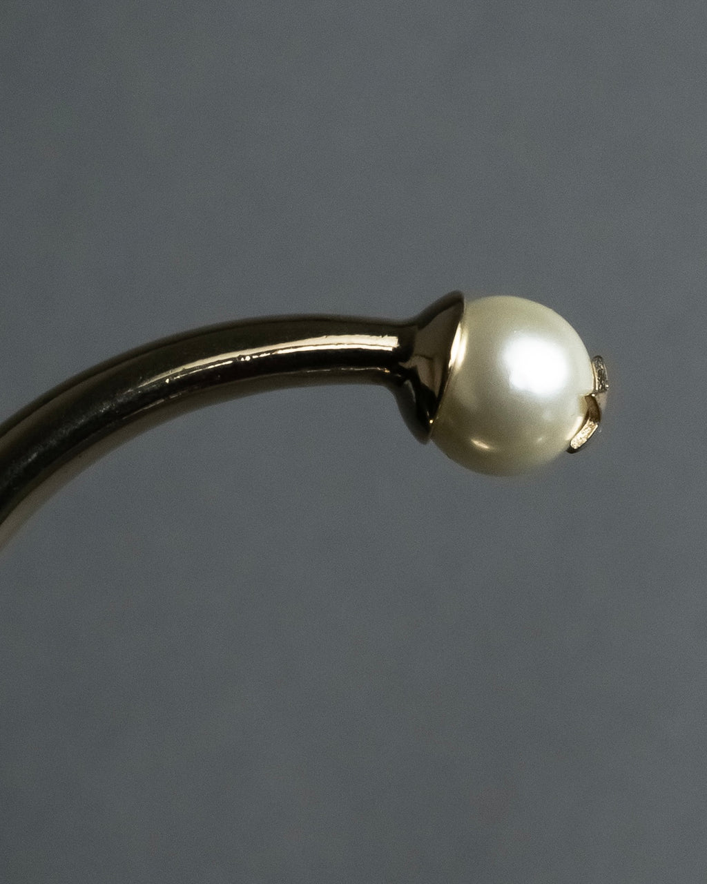 -MOOD Christmas Collection-
"Dior" Maria Grazia Chiuri design pearl motif carving gold bangle