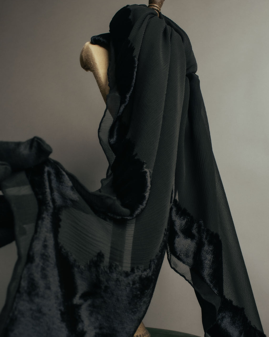 “GUCCI” 90’s-00’s Sheer velvet trimmed silk blend stole