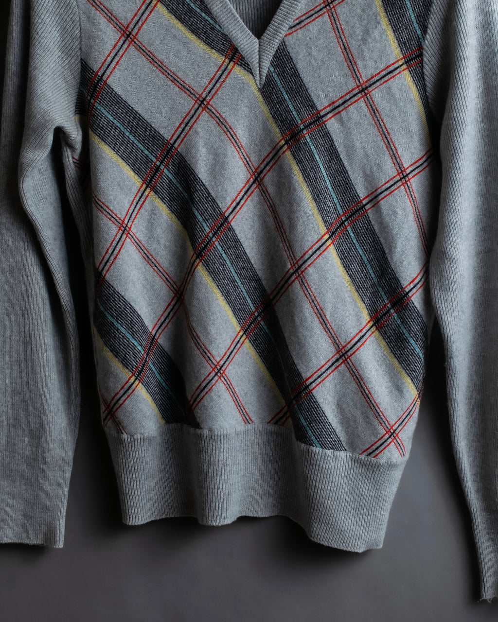 Diagonal deformed check rib knit.