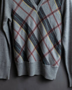Diagonal deformed check rib knit.