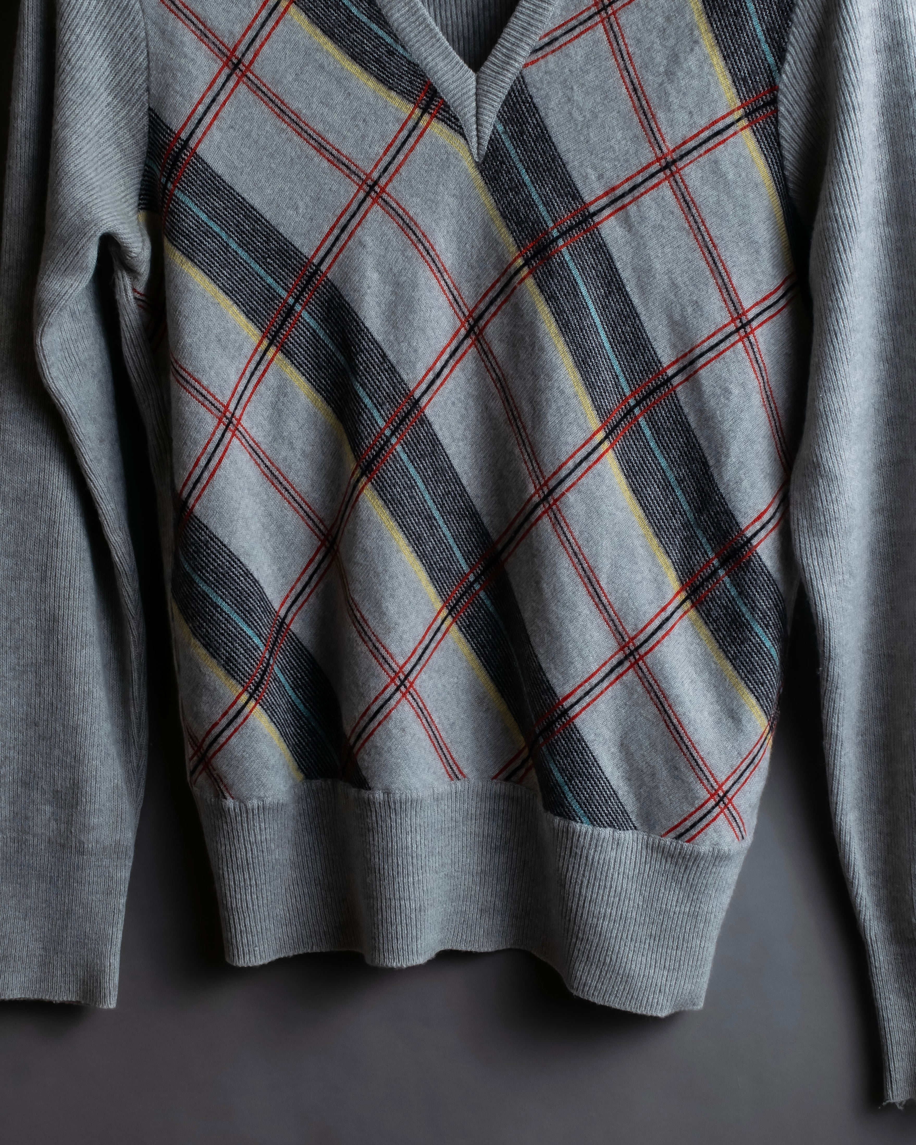 Diagonal deformed check rib knit.