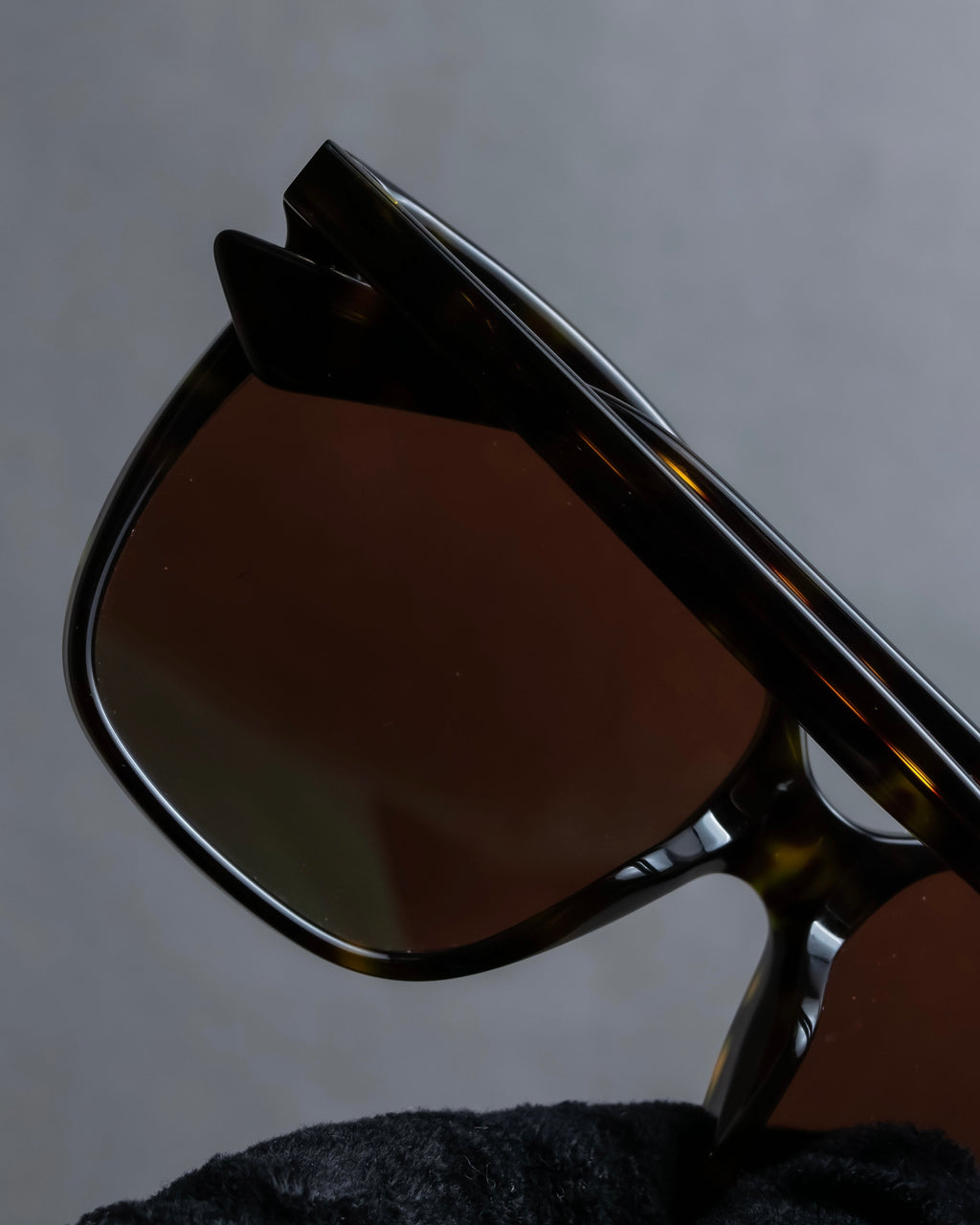 "GUCCI" Wellington frame bee engraved sunglasses