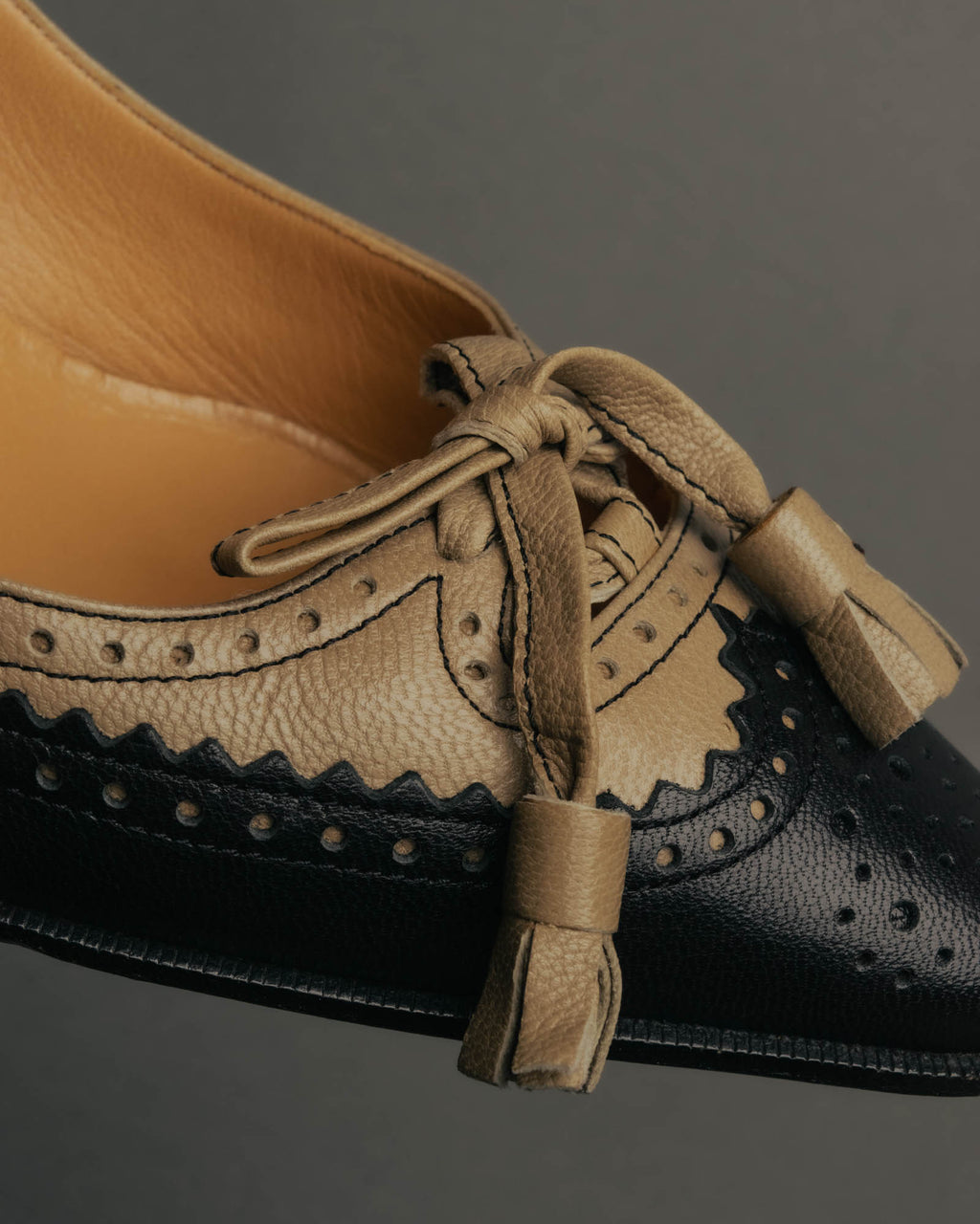 "HERMÈS" 80's-90's Classic bi-color leather tassel brogue pumps